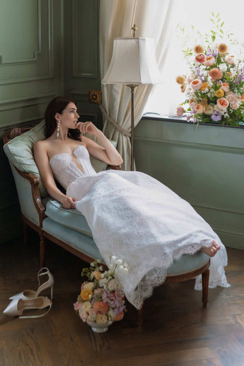 Hochzeitskleid Charlotte von Locket by Watters mit dekorativer Spitzenkante am Rocksaum und fließender Ballgown-Silhouette.