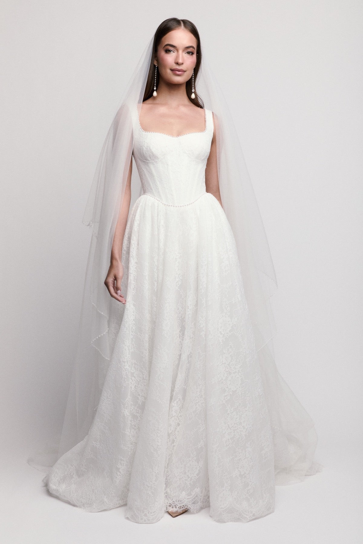 Hochzeitskleid Clover von Locket by Watters mit klassischer A-Linien-Silhouette, moderner Corsage und romantischen Spitzendetails.