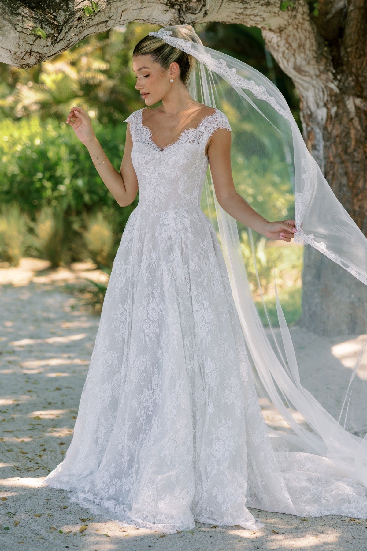 Hochzeitskleid Louetta von Locket by Watters mit floraler Spitze und moderner A-Linien-Silhouette.