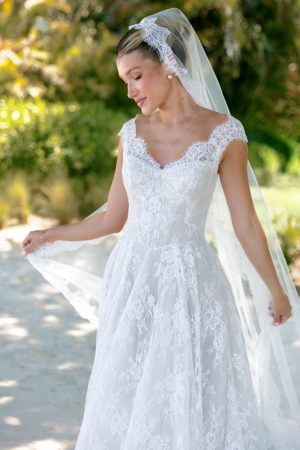 Hochzeitskleid Louetta von Locket by Watters mit breiten Spitzenträgern und femininer A-Linien-Silhouette.