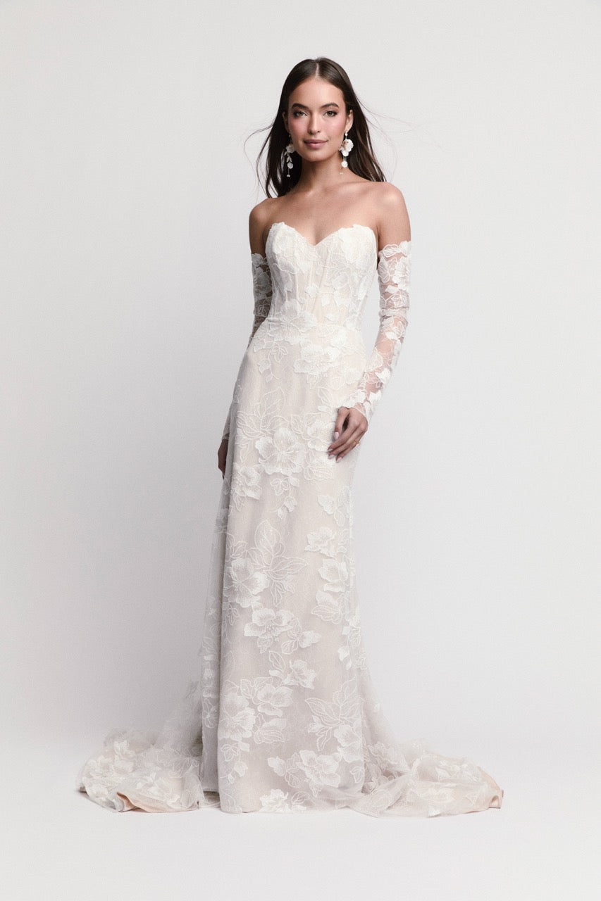 Hochzeitskleid Tabby von Locket by Watters mit großflächiger floraler Spitze und figurbetonter Silhouette.
