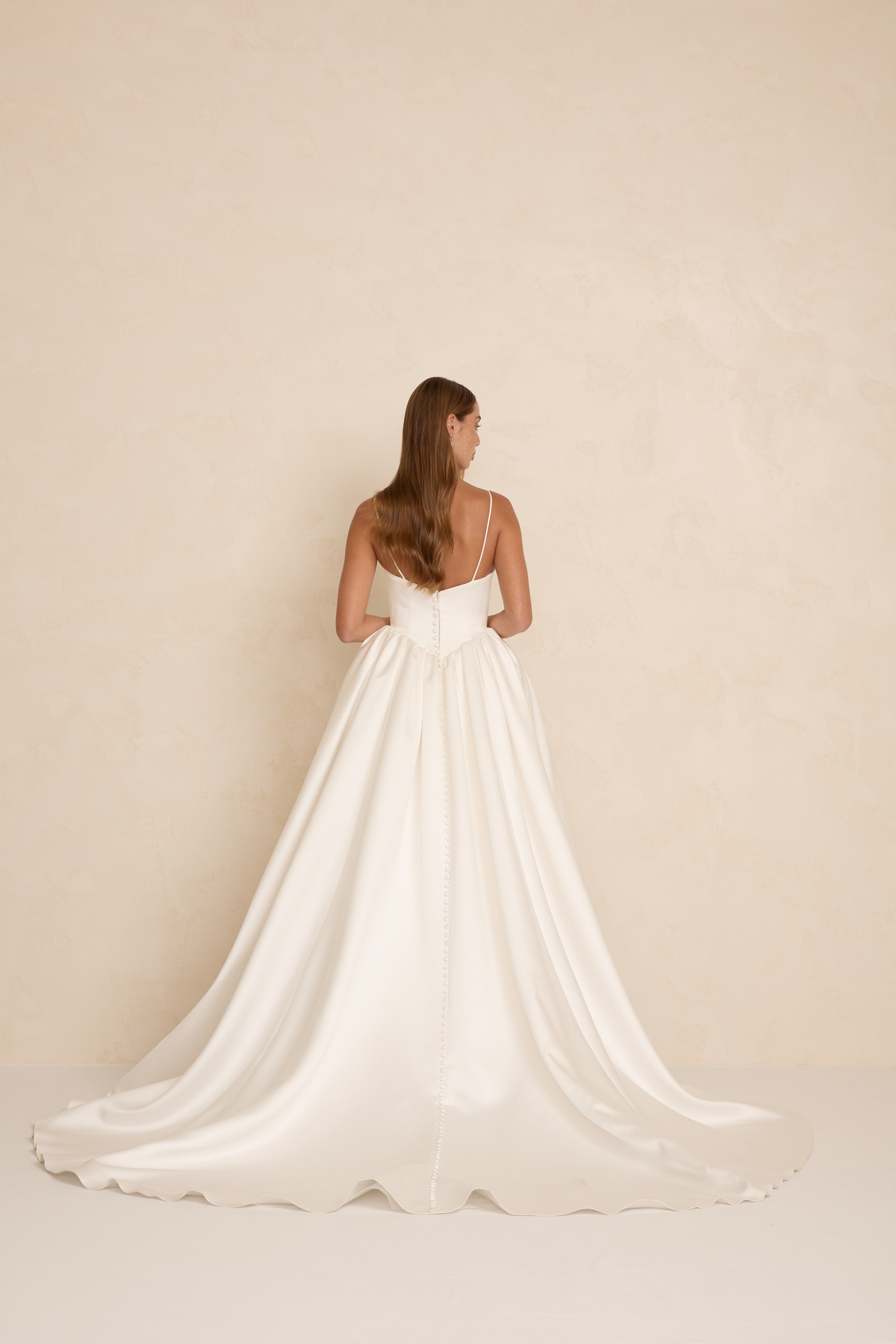 Duchesse-Satin Brautkleid Lake mit klarer Linie, stilvoller Präsenz und natürlicher Bewegung im Rock