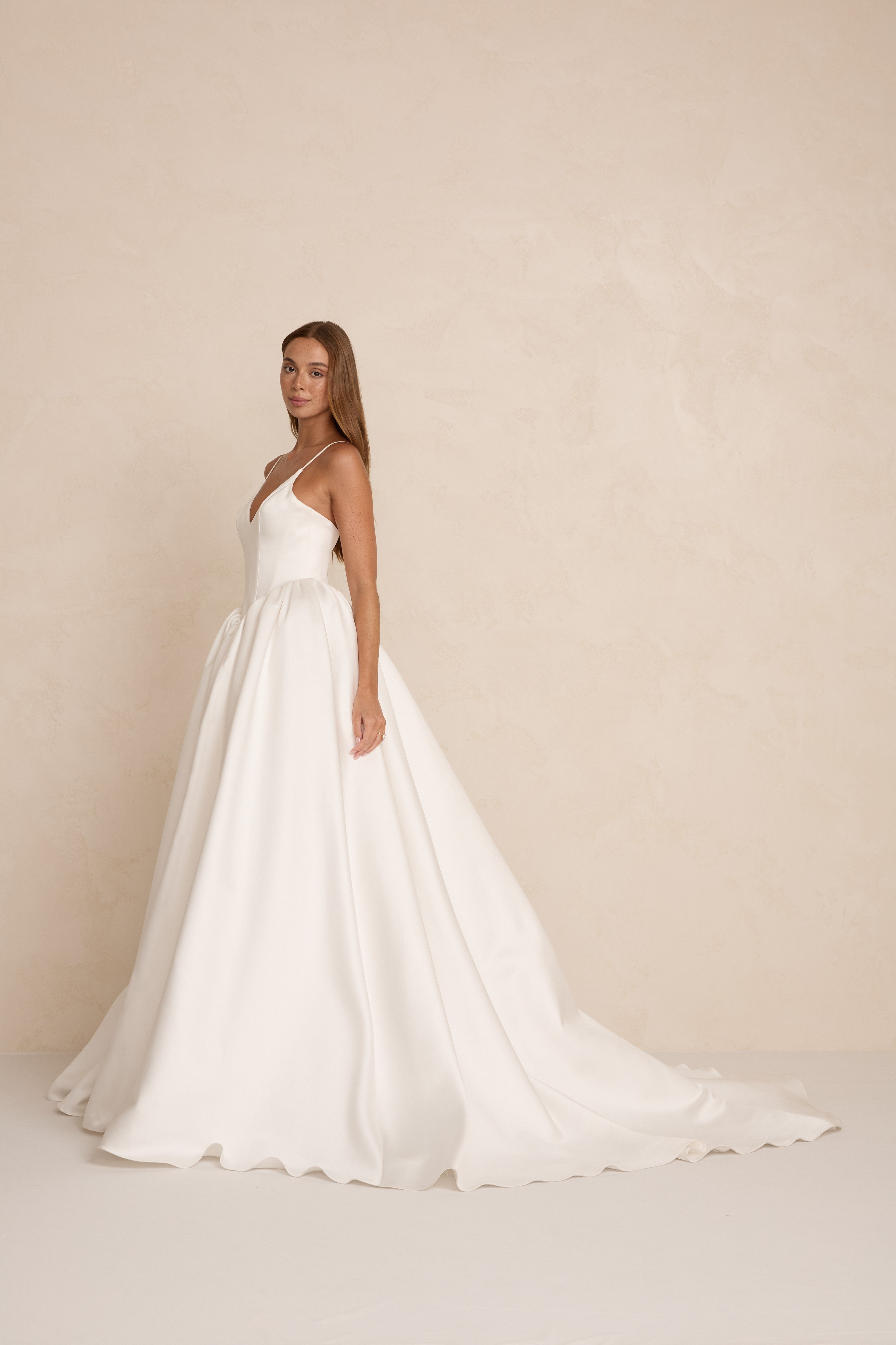 Modernes Brautkleid Lake mit V-Ausschnitt und anpassbarer Form durch abnehmbare Hüftpolster