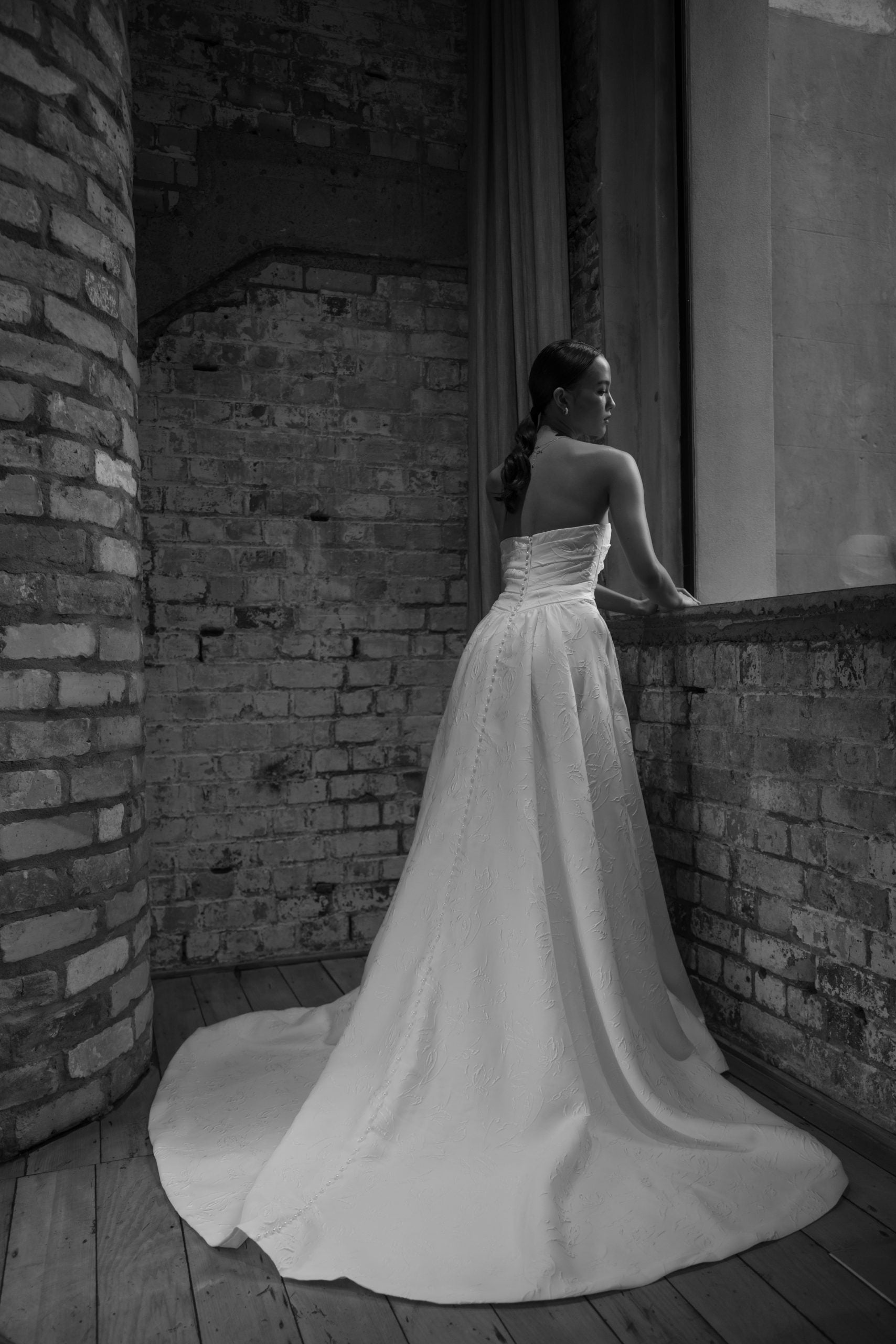 Ponsonby Brautkleid mit überlappendem Rock und dezenten Taschen – moderner, architektonischer Stil mit eleganter Bewegung.