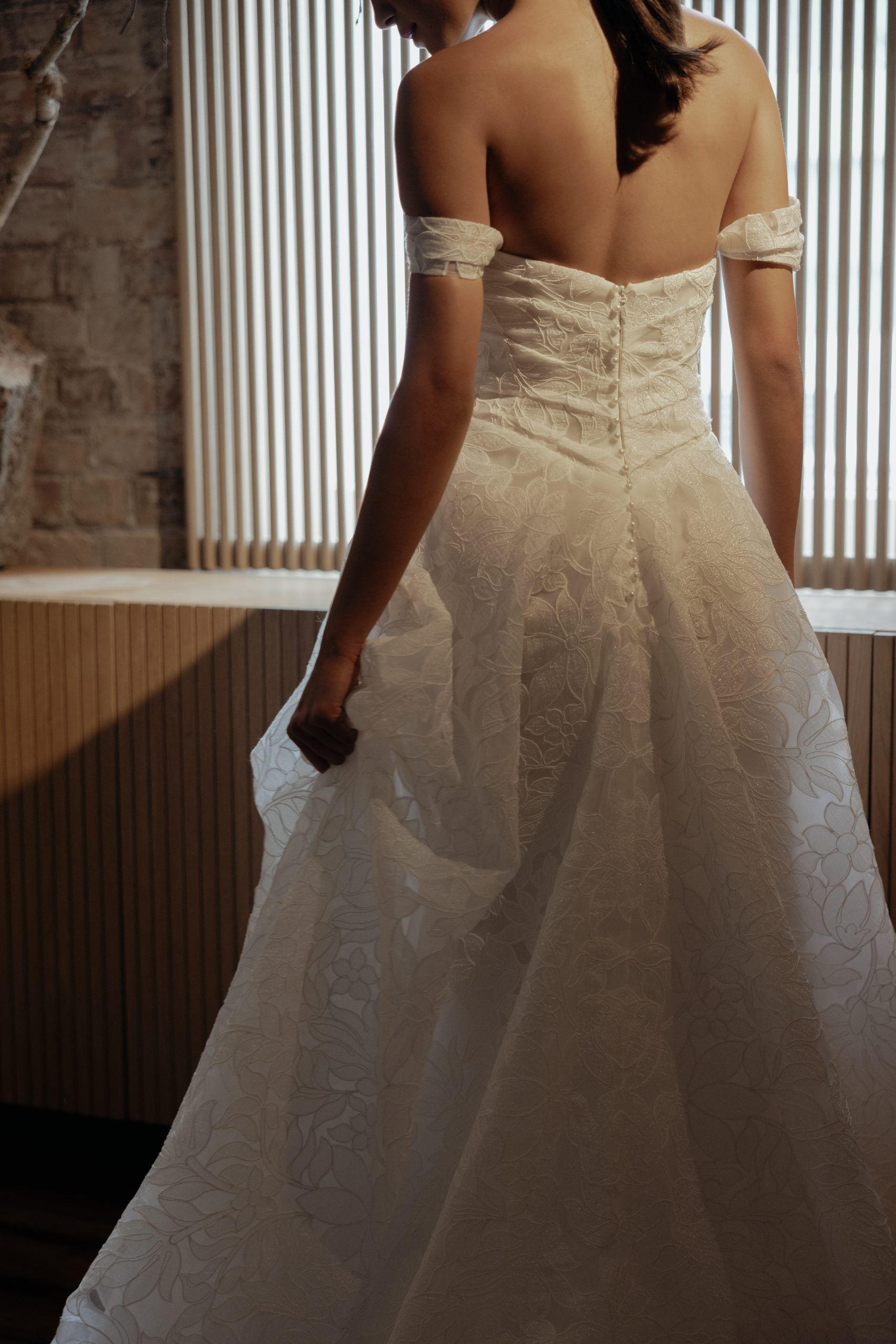 Modernes Off-Shoulder Brautkleid Newton mit luftiger Weite und Struktur