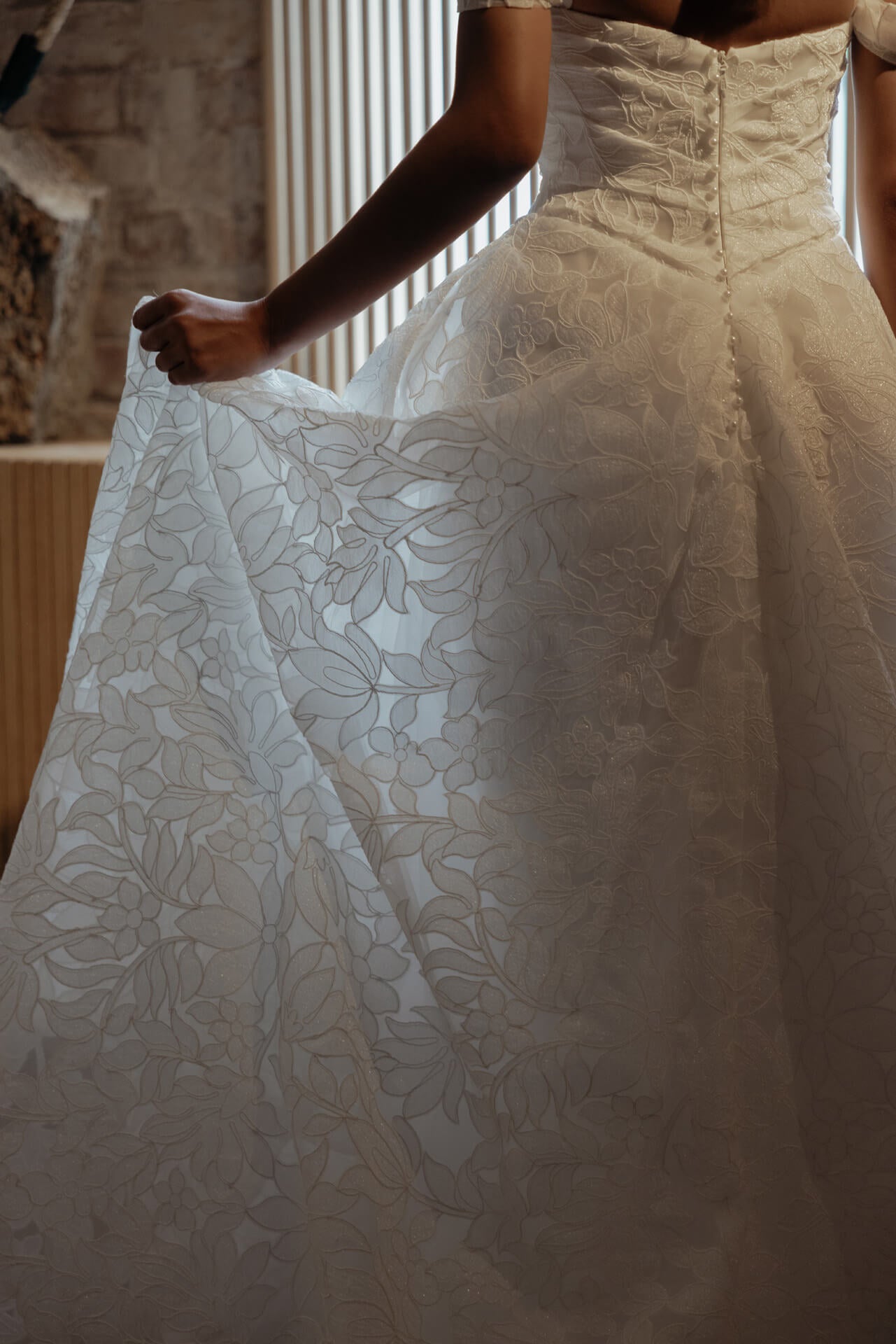 Voluminöser Rock aus Organza-Spitze beim Brautkleid Newton