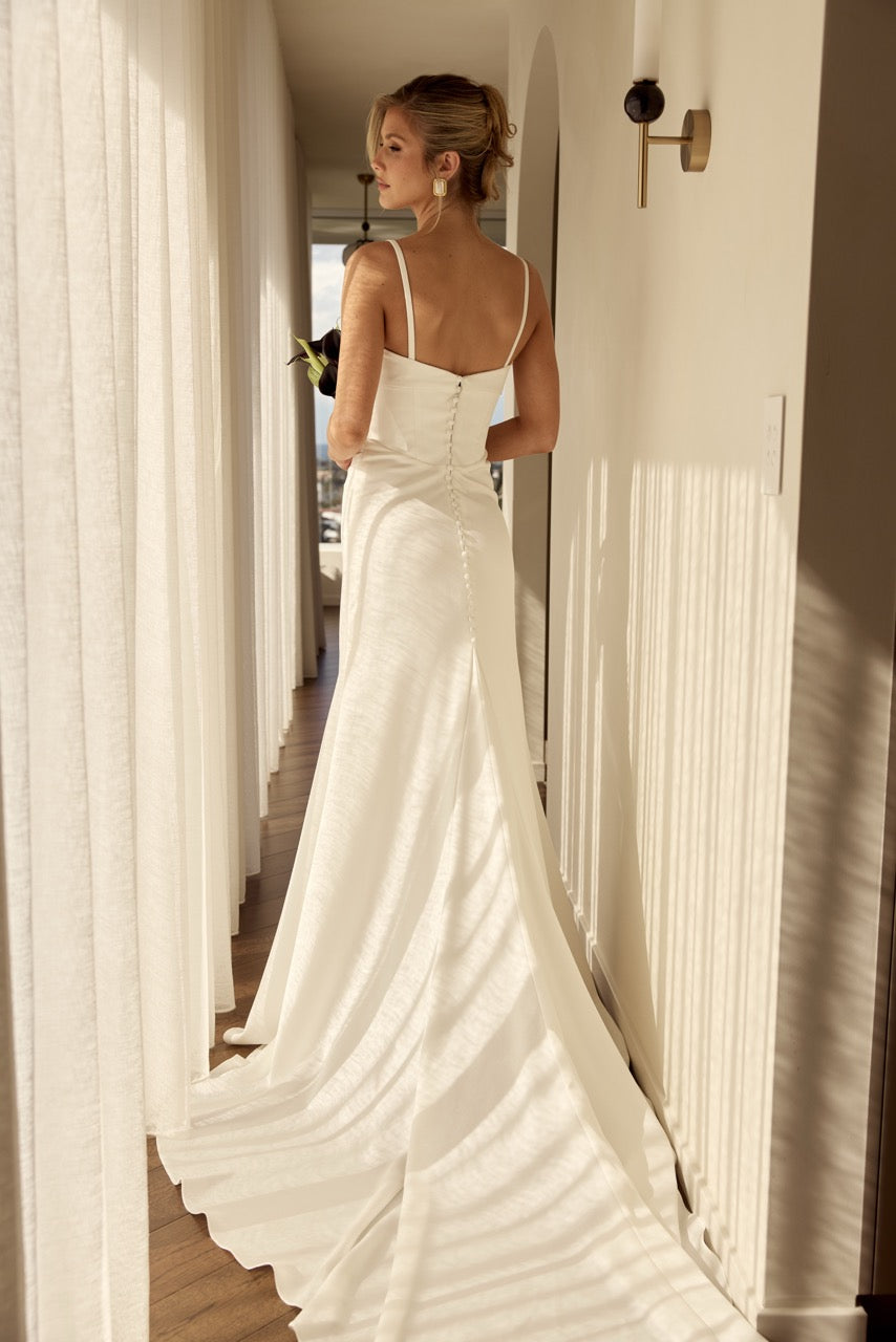 Modernes Brautkleid Asher von MWL Bride mit klarer Silhouette und besonders weichem Stofffall.