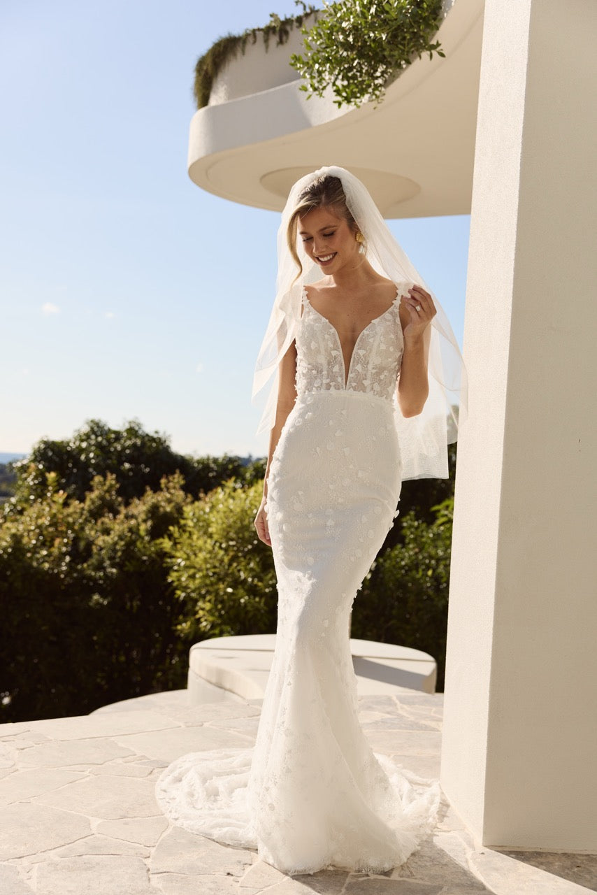 Modernes Brautkleid Cove von MWL Bride mit leichter Silhouette und dreidimensionalen floralen Details.