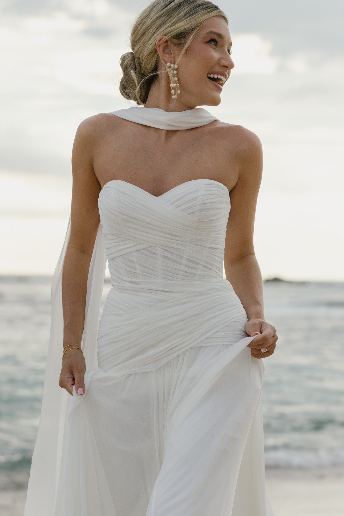 Modernes Hochzeitskleid Beck von Locket by Watters mit schmaler A-Linie und eleganter Drapierung.