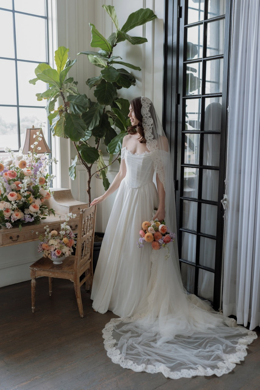Modernes Hochzeitskleid Calla von Locket by Watters mit fließendem Stretch Mesh und integrierter Corsage.