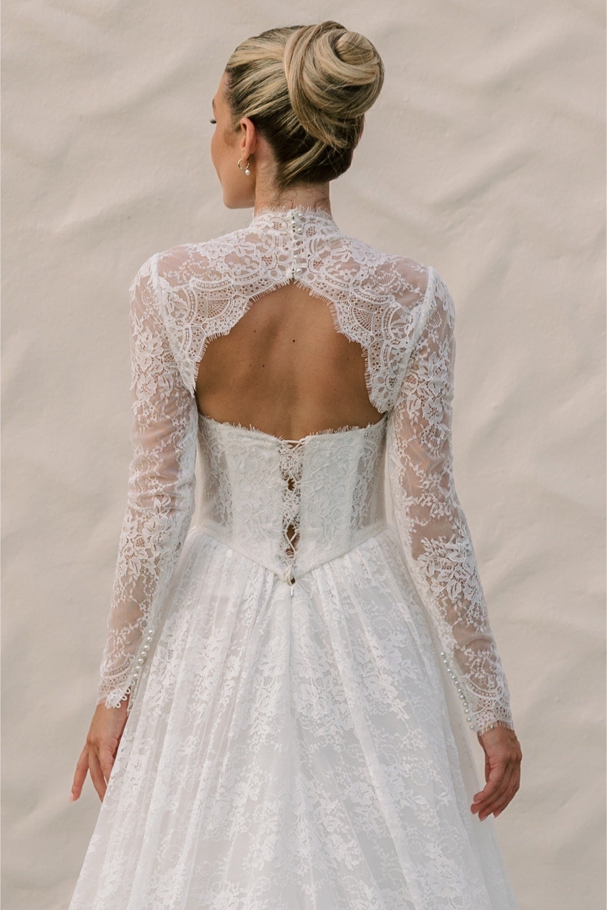 Modernes Hochzeitskleid Charlotte von Locket by Watters mit klarer Corsagenform und elegantem Ballrock.