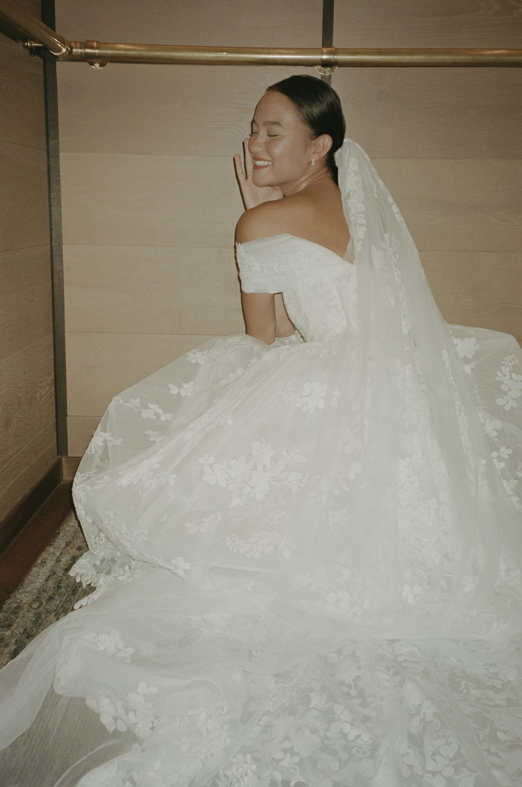 Modernes Brautkleid Queenstown von Hera Couture mit floralen Stickereien und einer ausdrucksstarken Silhouette aus leichtem Tüll.