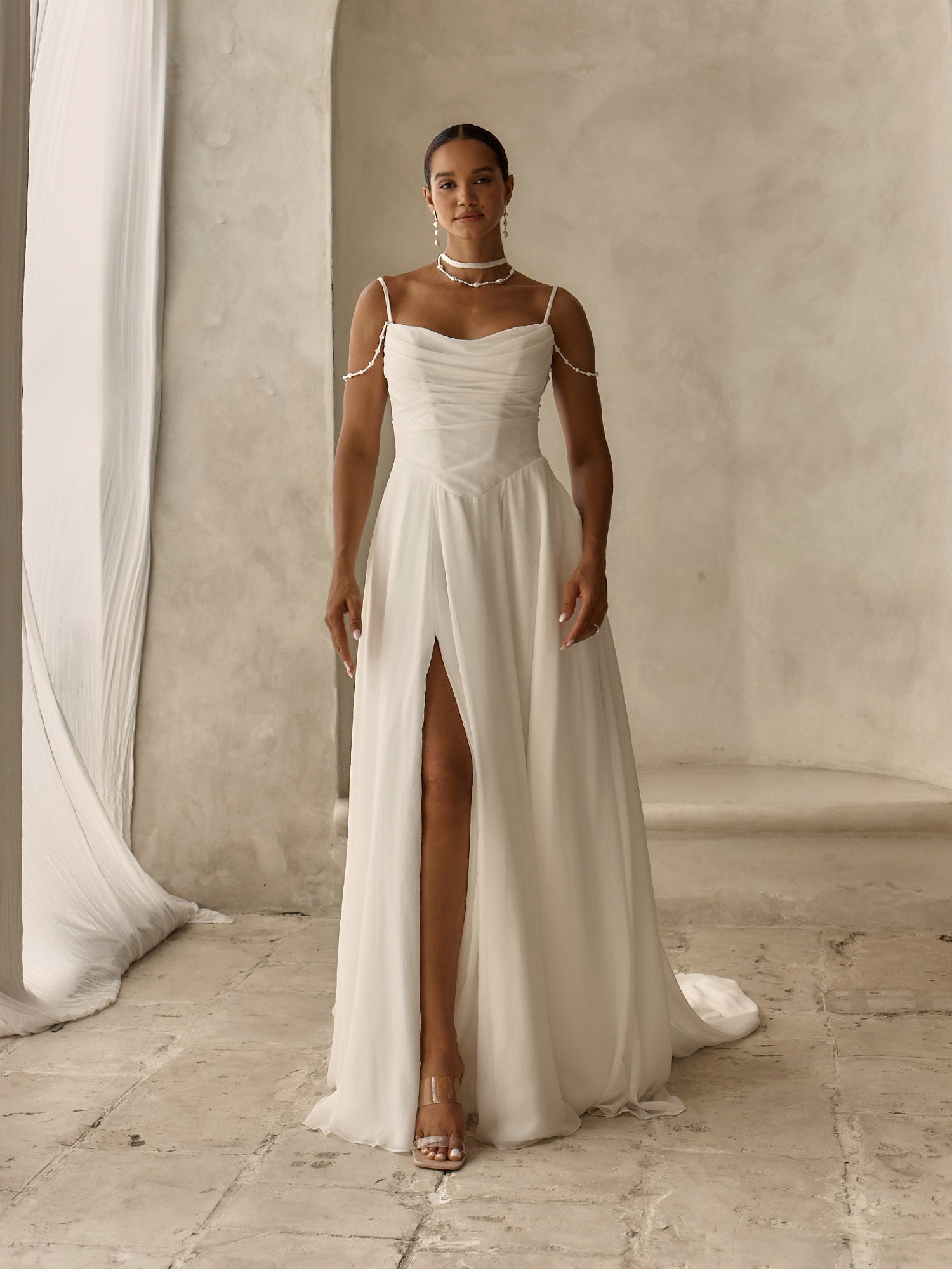 Schlichtes Brautkleid mit modernem Schnitt und hochwertiger Verarbeitung