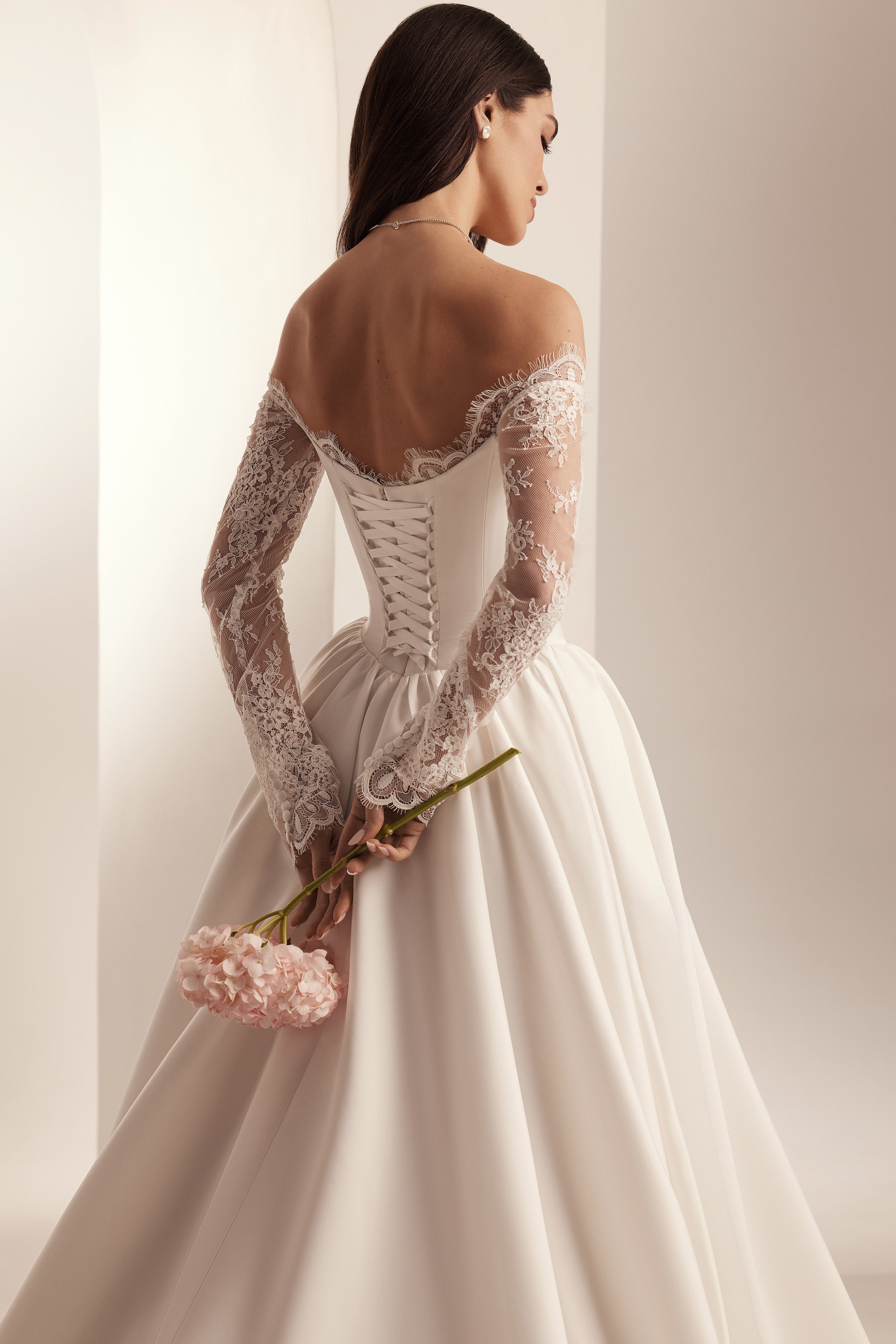 Brautkleider Würzburg mit architektonischem Schnitt und markantem Ausschnitt