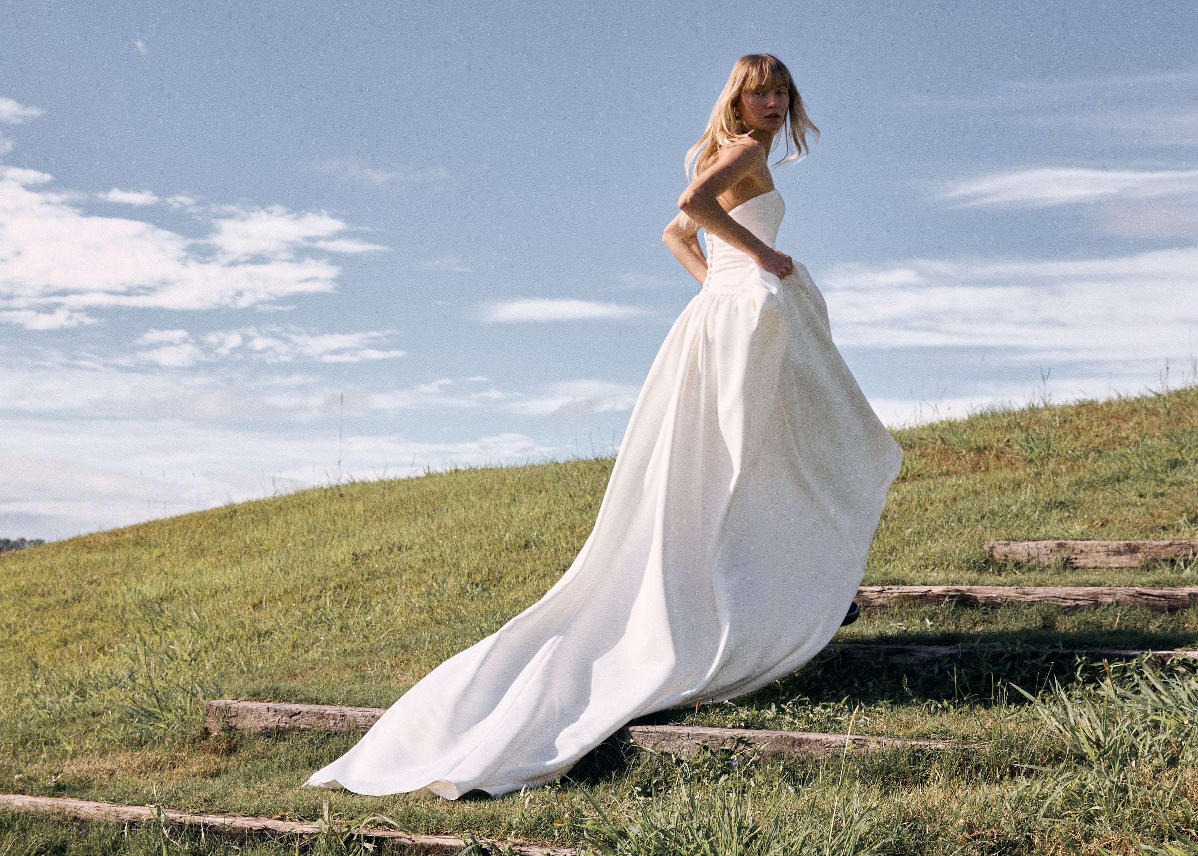 Brautkleid A Linie nahe Würzburg und Aschaffenburg aus glattem Crêpe mit klarer, figurbetonter Corsage und weich fallendem Rock