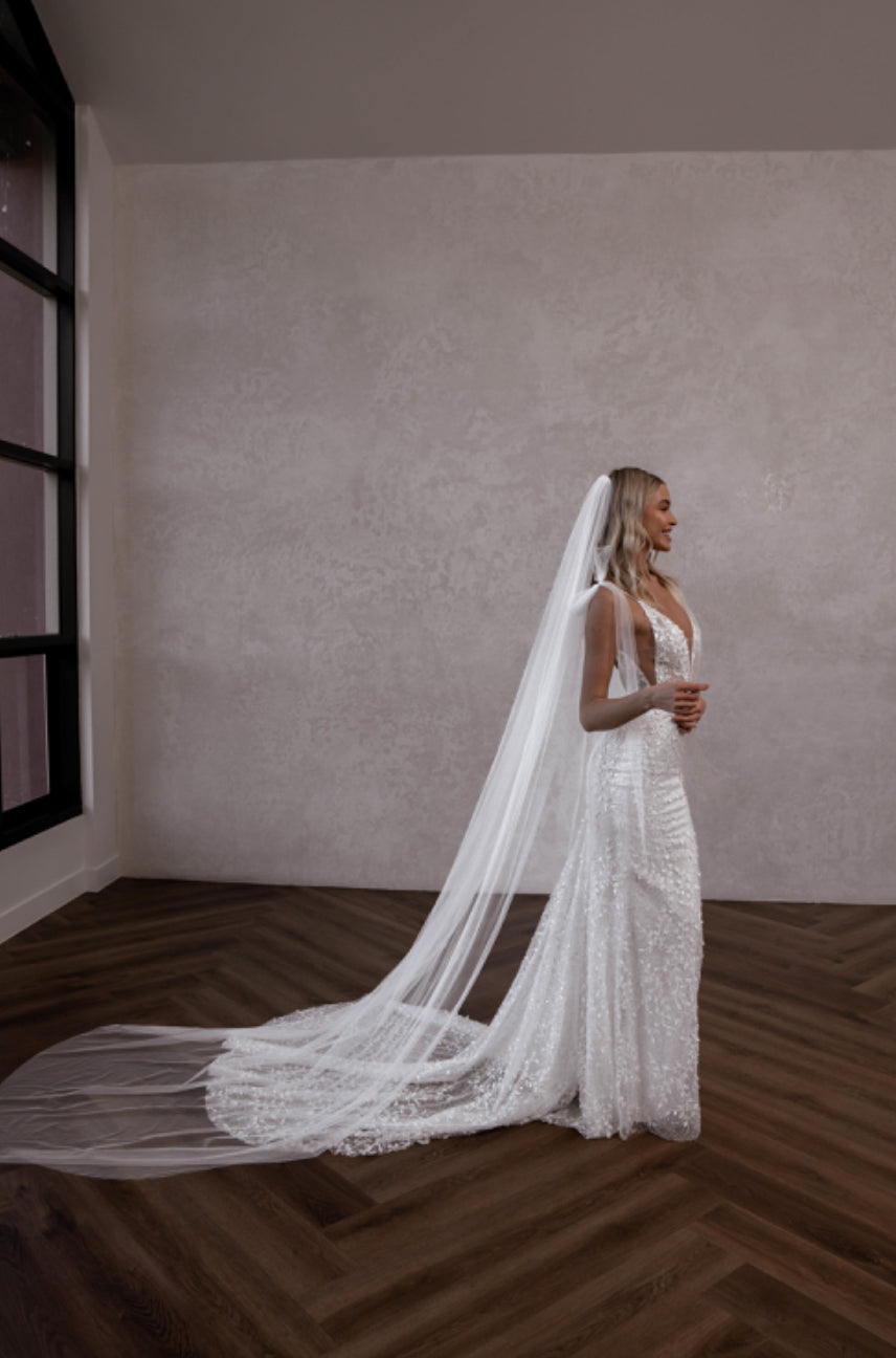 Figurbetontes Spitzen Brautkleid mit Schleier und langer Schleppe