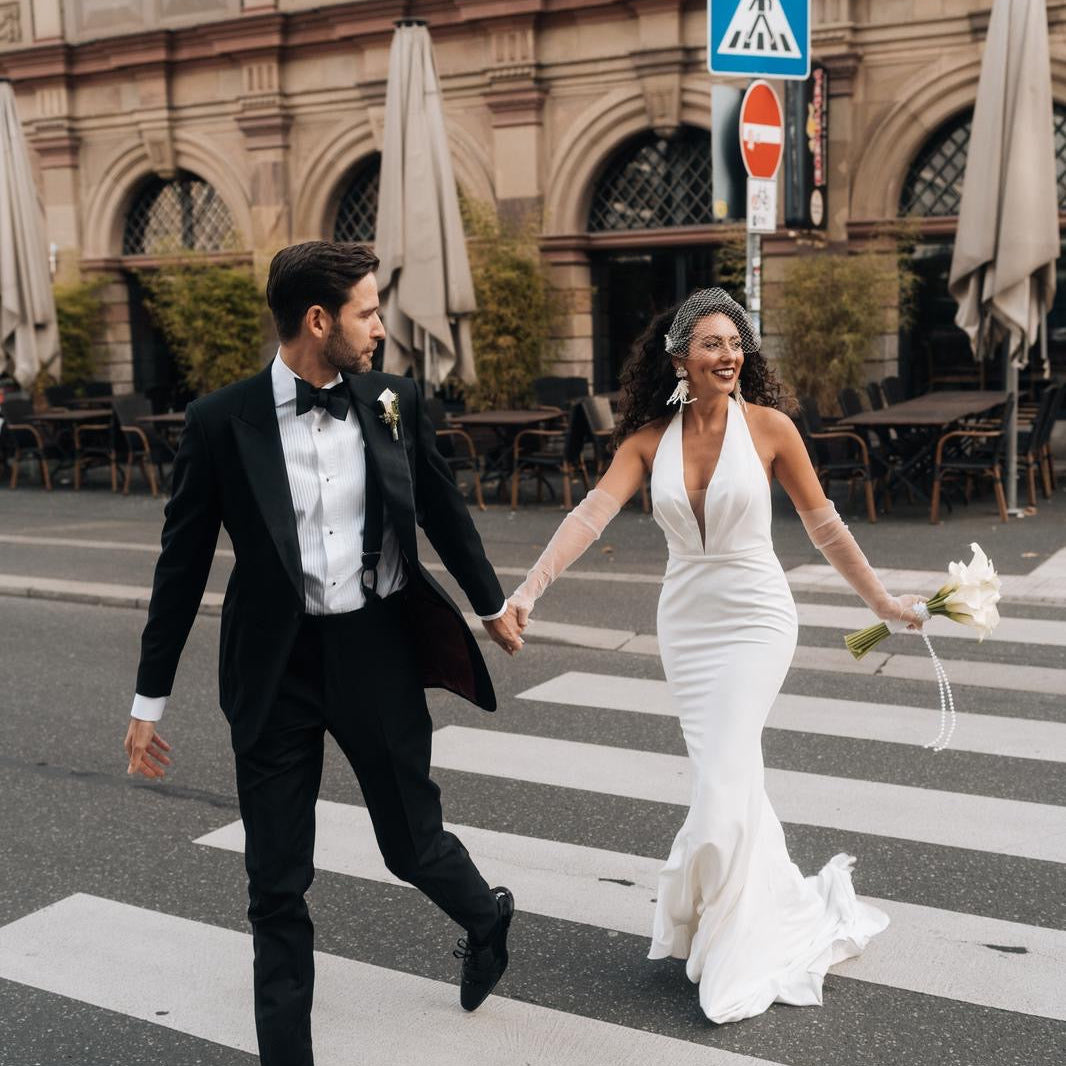 Glückliche Braut aus Würzburg an ihrem Hochzeitstag im Brautkleid von Brautmode Würzburg