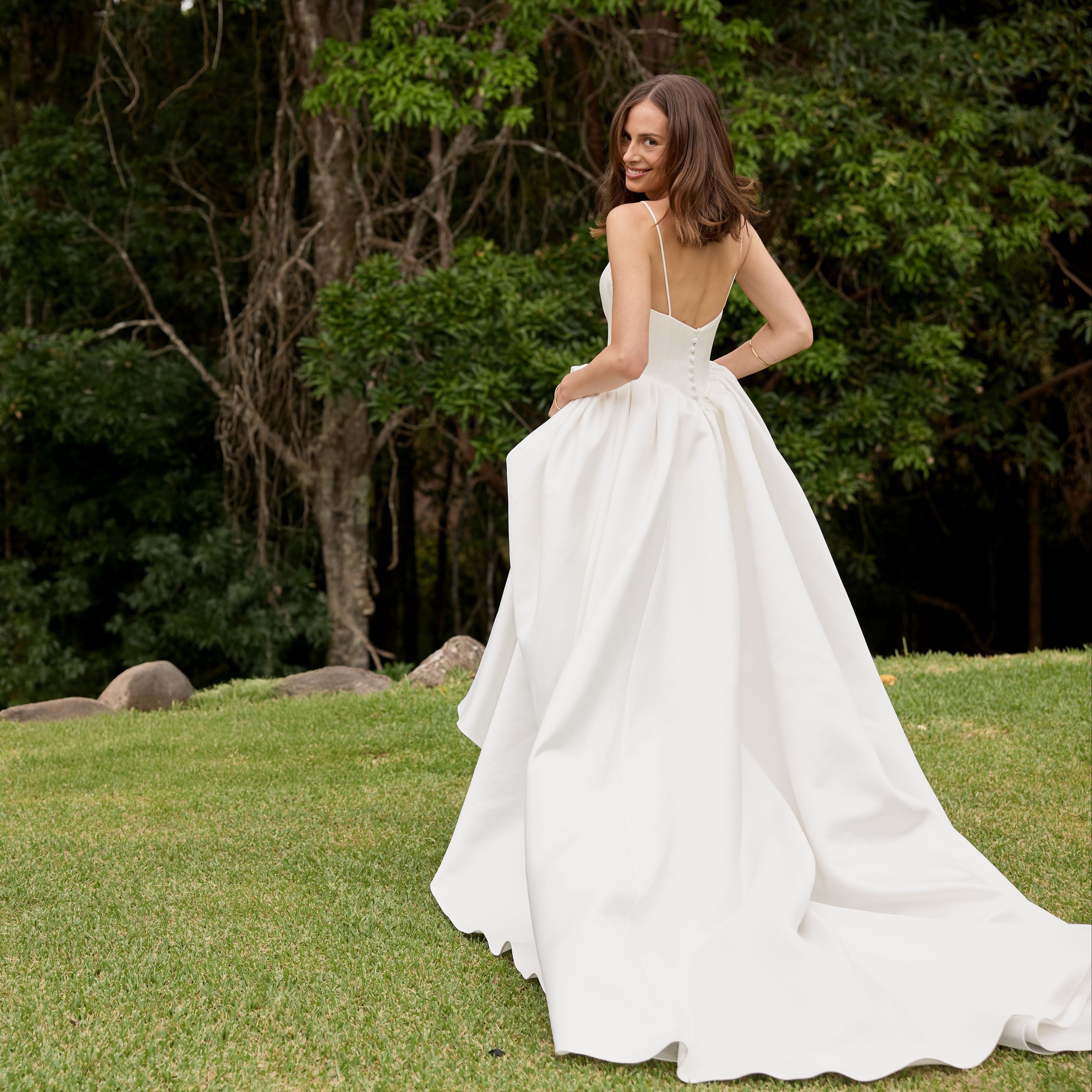 Hochzeitskleider A Linie nahe Würzburg und Aschaffenburg aus Satin mit strukturierter Taille und fließendem, elegantem Rock