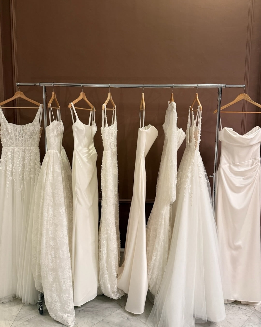 Kuratierte Designer-Brautmode mit modernen Brautkleidern bei Lys Kyss Bridal