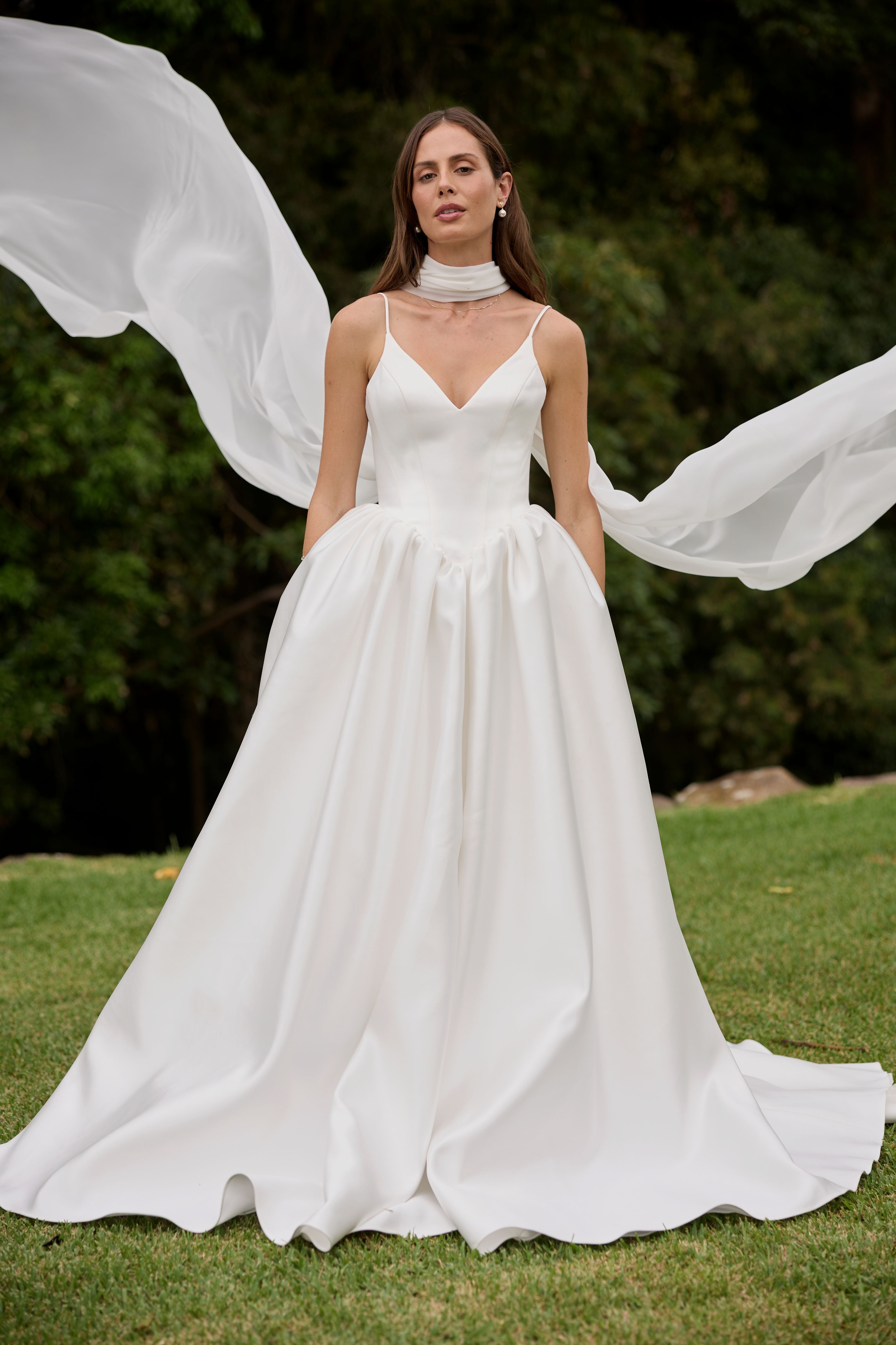 Moderne A-Linie aus Satin mit präsenter Silhouette bei Lys Kyss Bridal Boutique