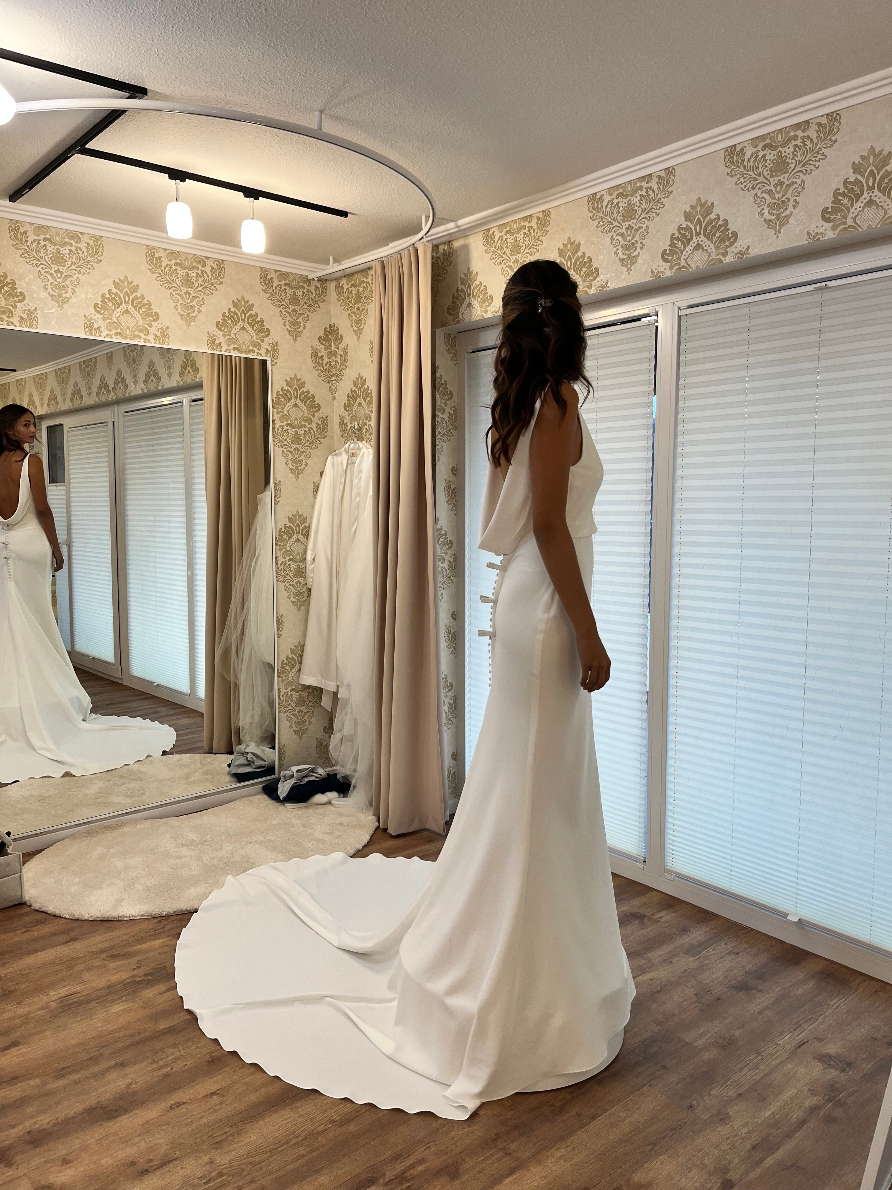 Moderne Brautmode und persönliche Anprobe bei Lys Kyss Bridal Boutique