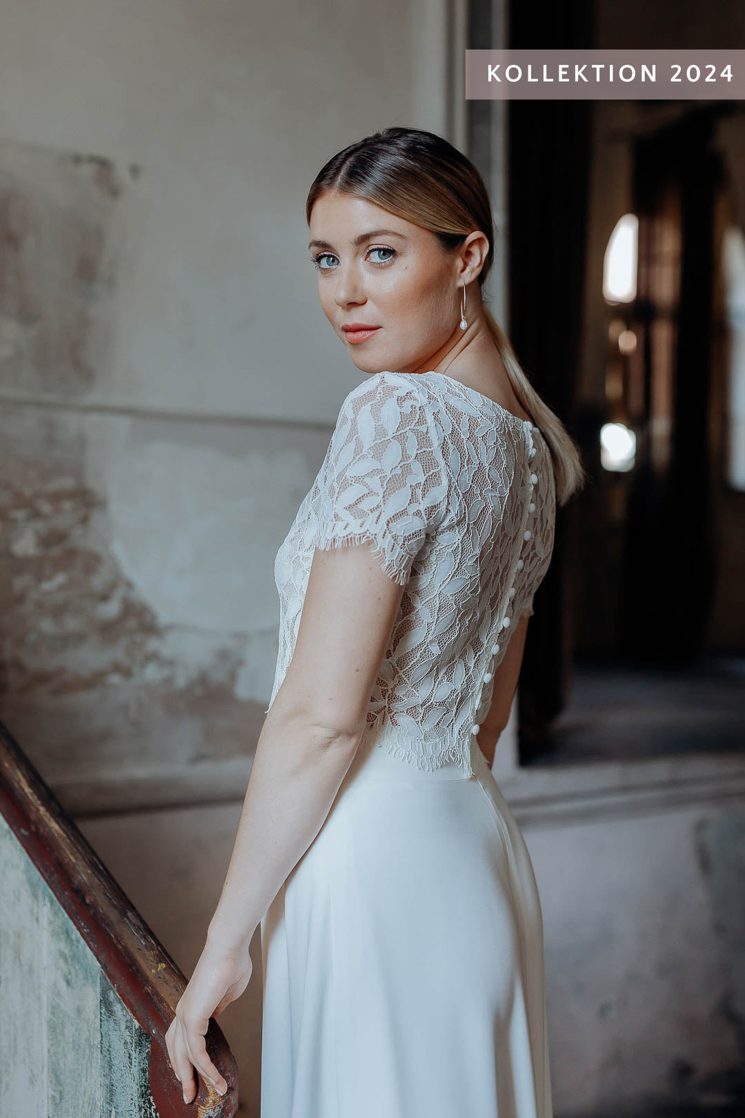 Detailaufnahme des Elva Tops – feine Botanikspitze, Vintage-Saum und elegante Knopfleiste im Rücken.