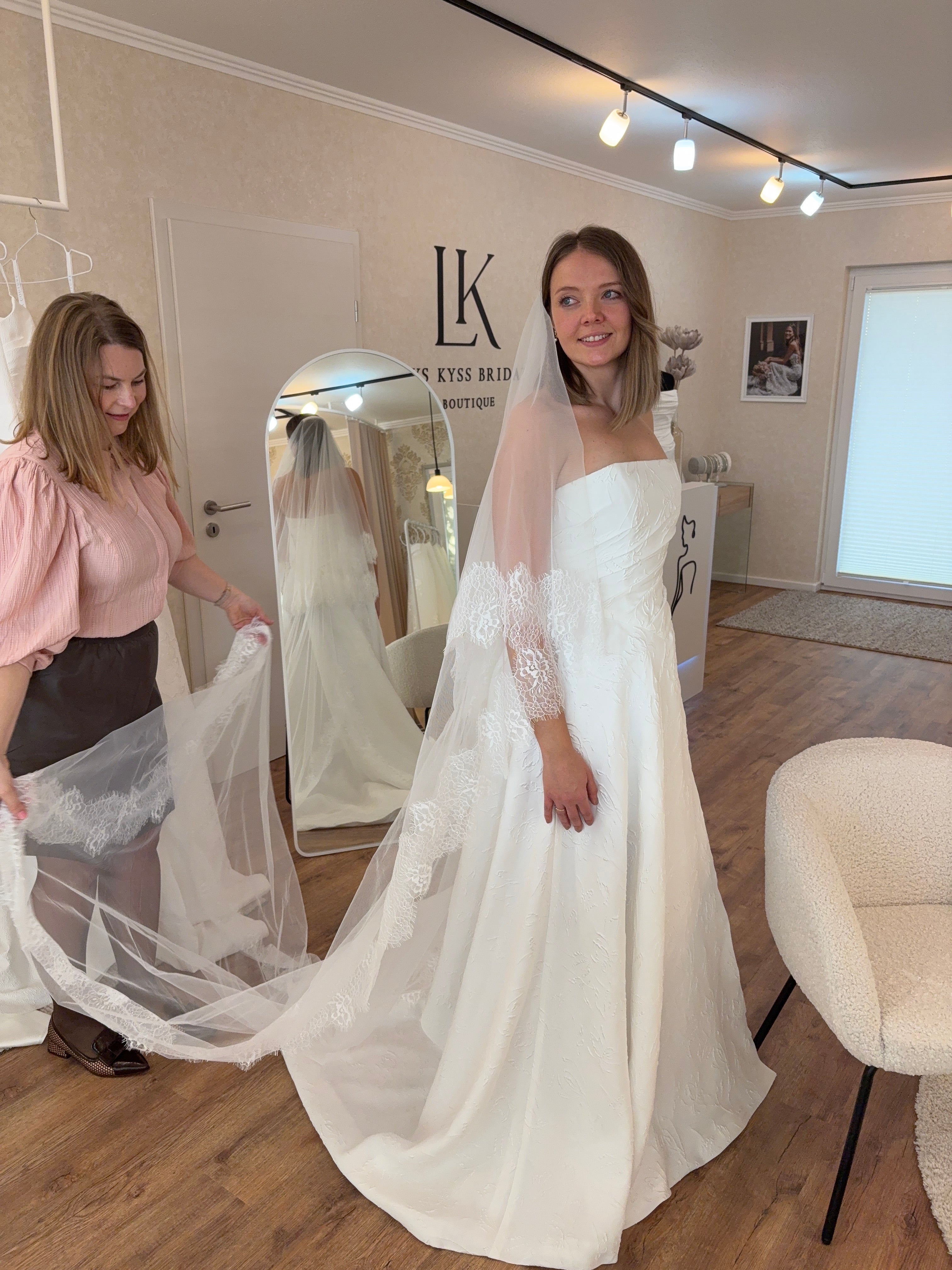 Persönliche Brautkleidberatung bei Lys Kyss Bridal nahe Würzburg und Aschaffenburg