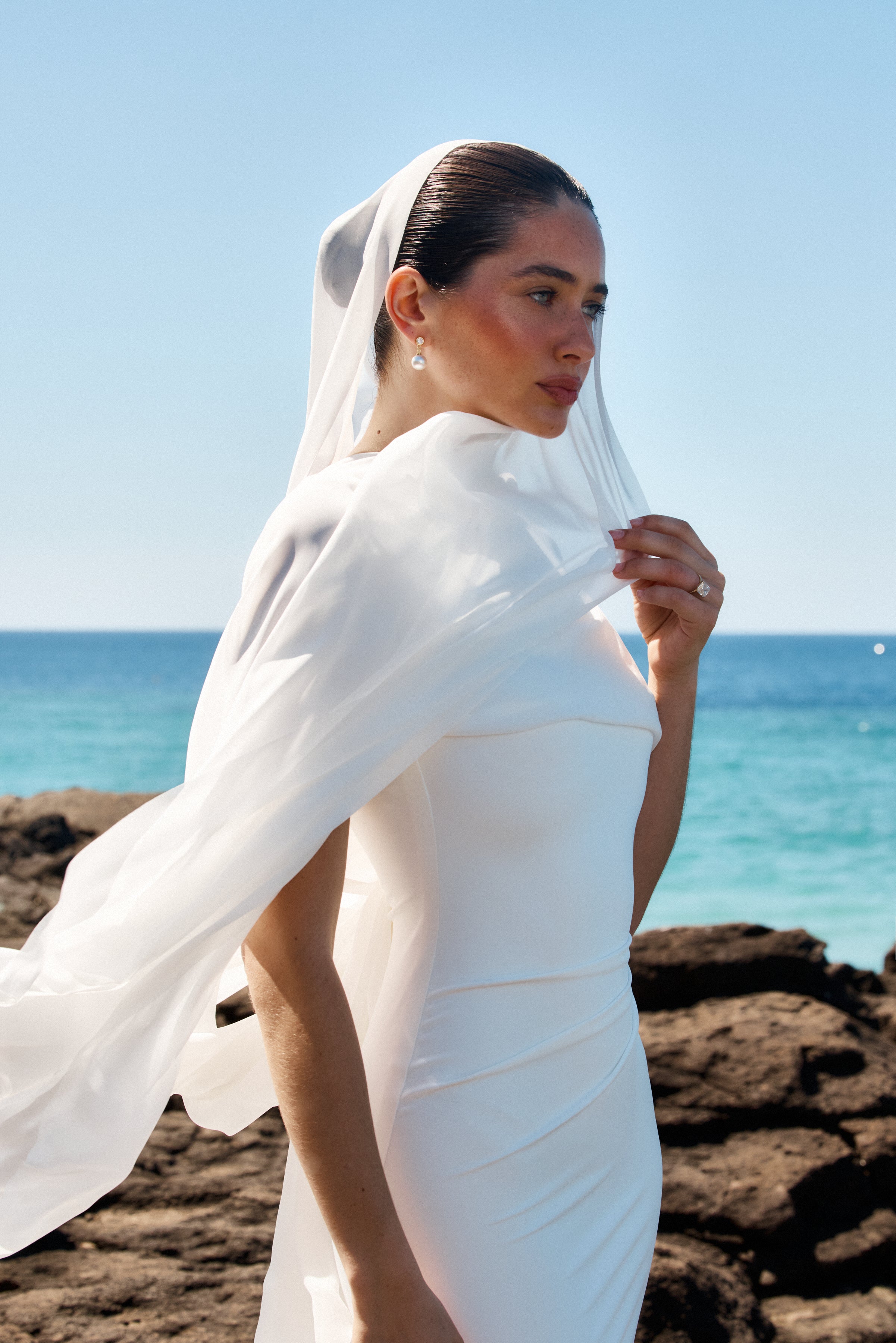 MWL Crepe Brautkleid Gates mit abnehmbarem Chiffon-Schal und moderner Präsenz