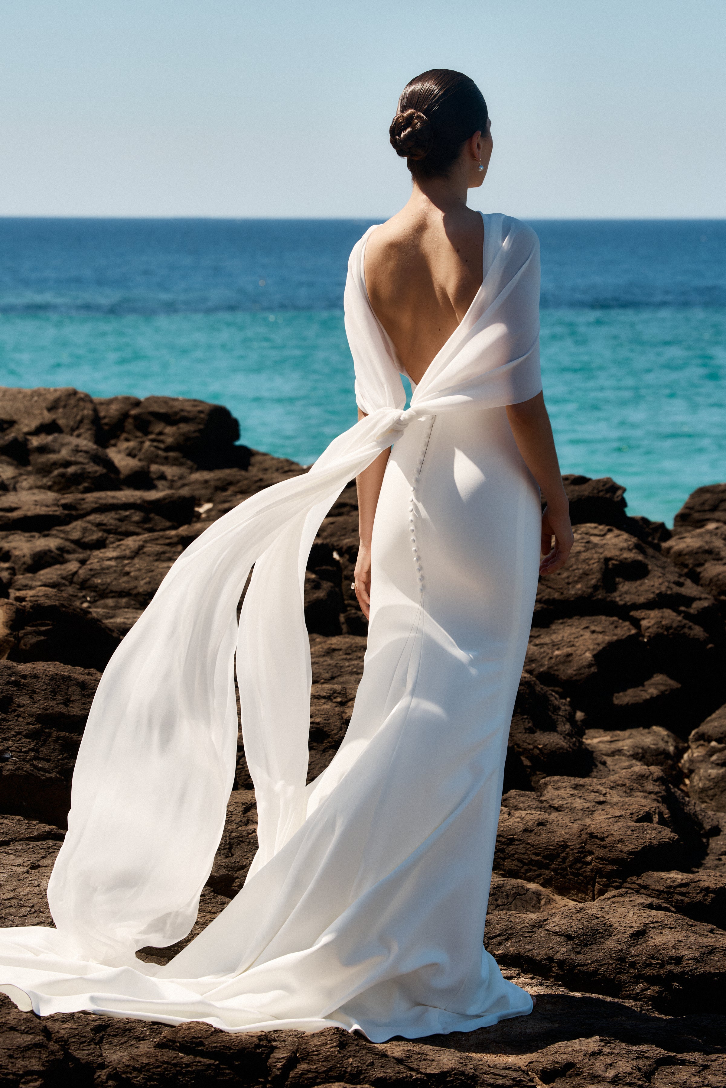 Brautkleid Gates aus MWL Signature Crepe mit High Neck und tiefem Rückenausschnitt