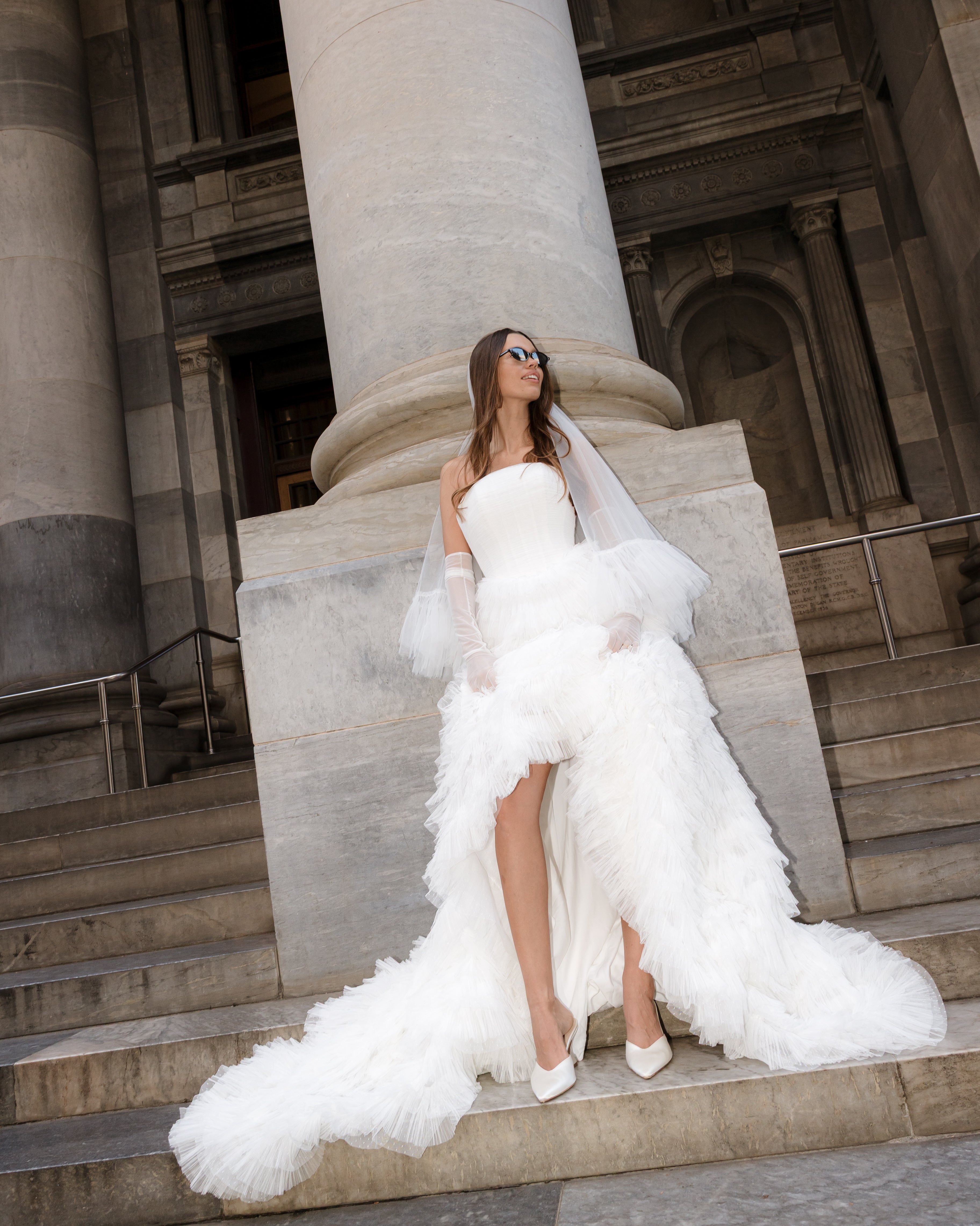 Außergewöhnliche Brautkleider mit modernem Design und besonderer Silhouette bei Lys Kyss Bridal