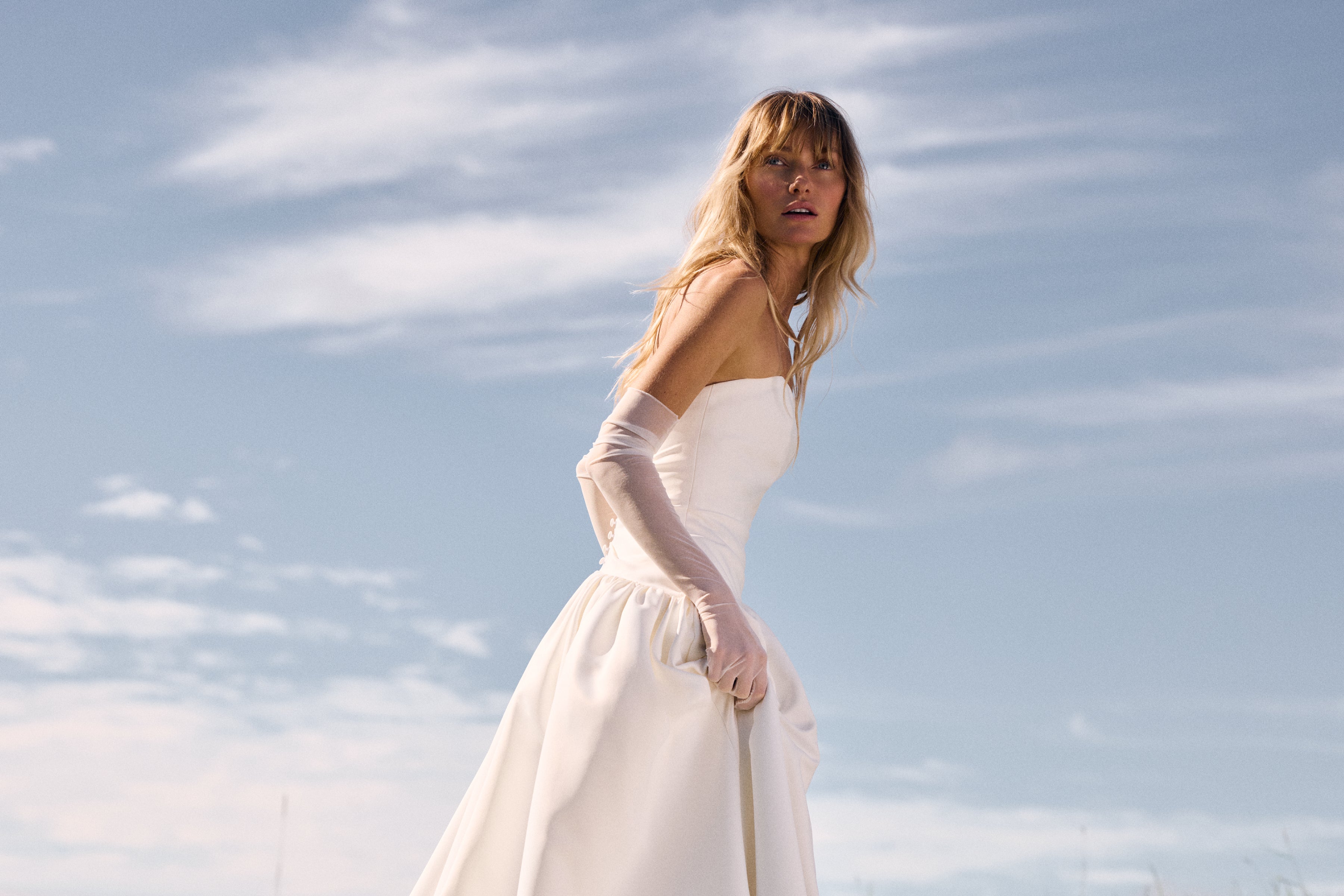 Moderne Braut in Lys Kyss Bridal Boutique trägt Avery von Made With Love – pure Eleganz und feminine Leichtigkeit.