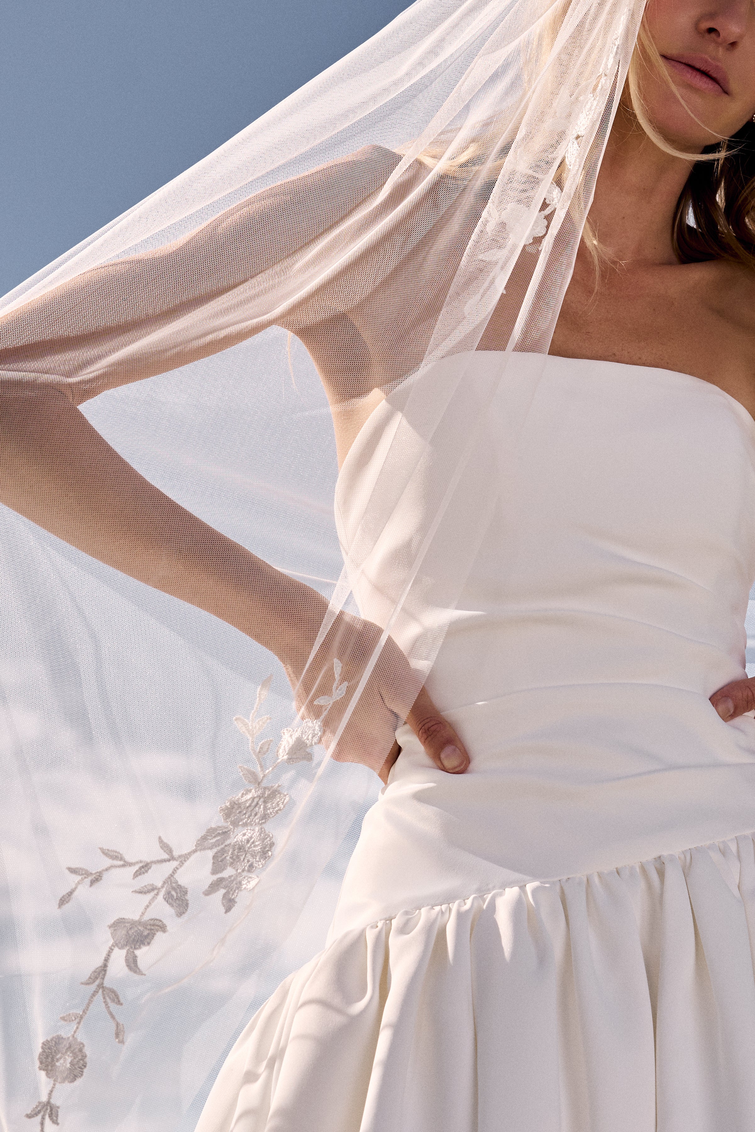 Extravagantes Brautkleid mit asymmetrischen Taille und luxuriösem Stoff