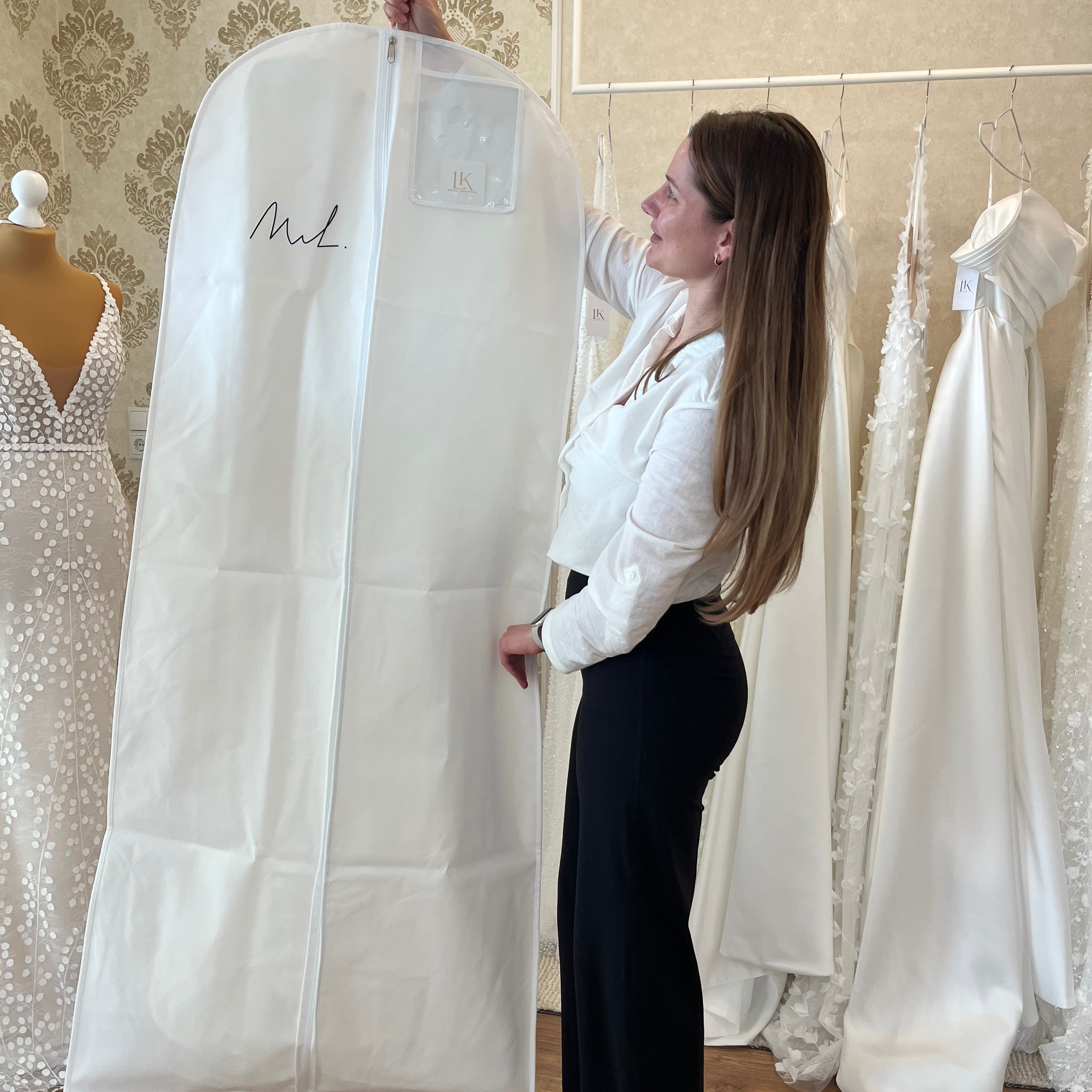 Glückliche Braut aus Frankfurt während der Brautkleidanprobe in der Lys Kyss Bridal Boutique.