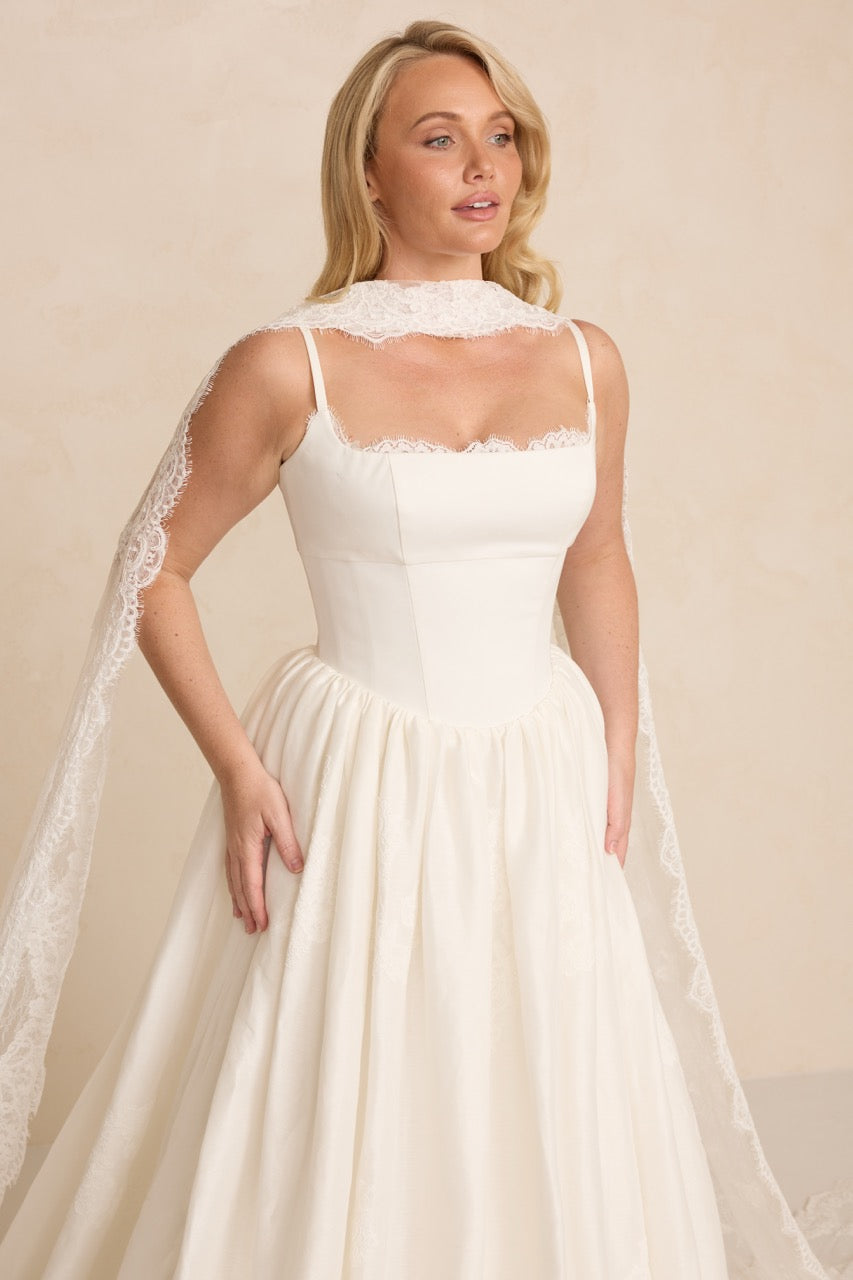 Braut im Brautkleid Adeline A-Linie von MWL Bride mit weich fließendem Rock und moderner, femininer Ausstrahlung.