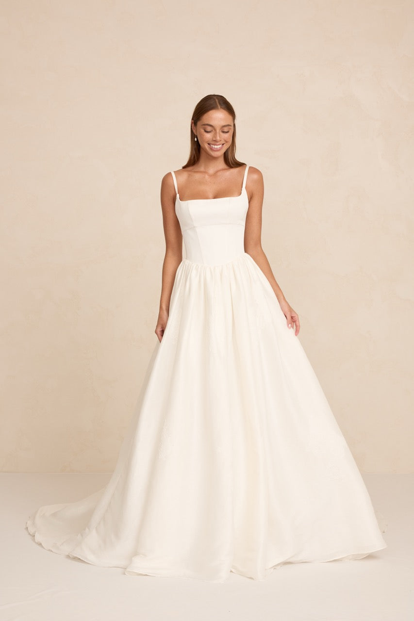 Brautkleid Adeline von MWL Bride aus hochwertigem Silk Linen mit klaren Linien, feinen Spitzendetails und moderner A-Linien-Silhouette.