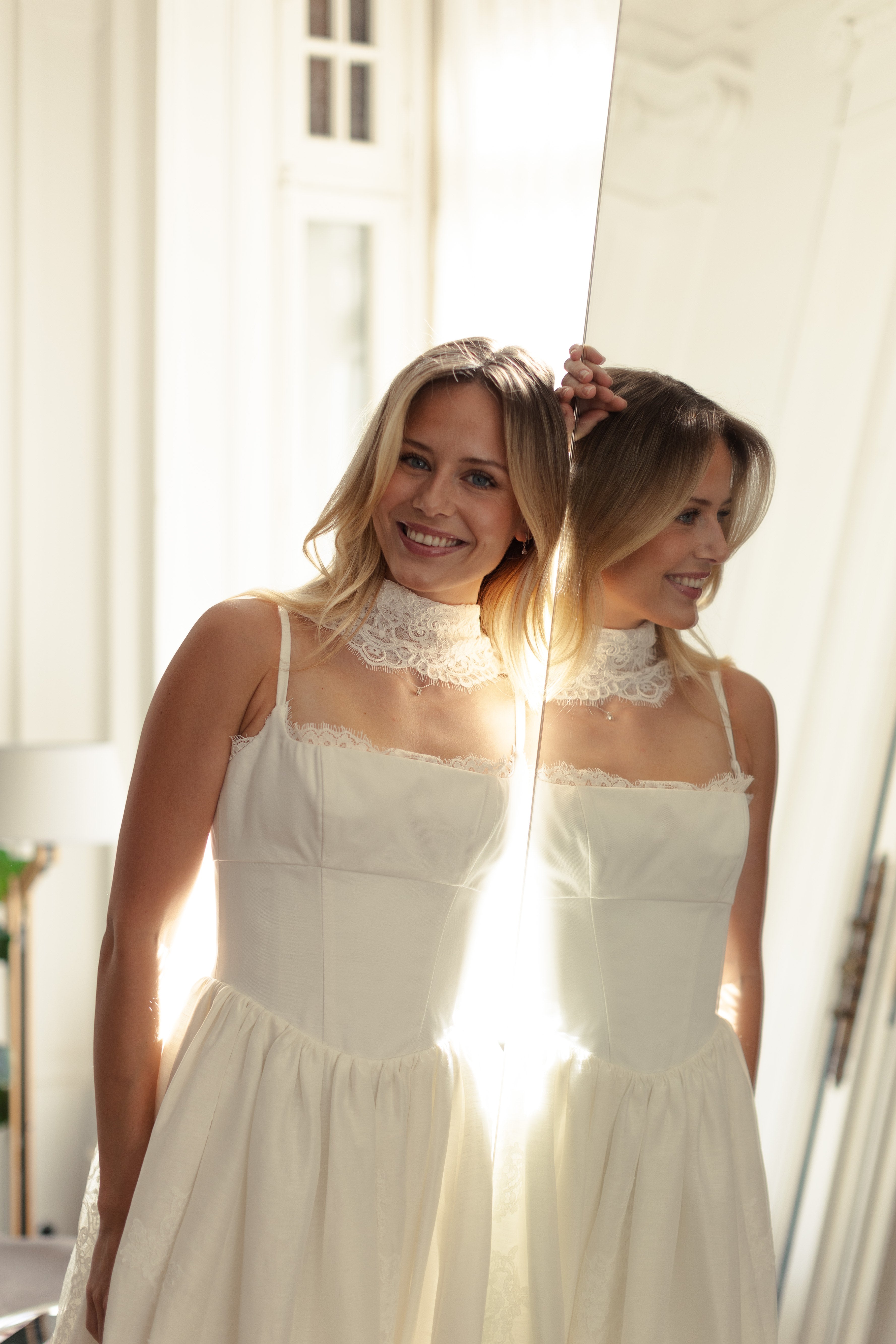 Detailansicht des Brautkleids Adeline von MWL Bride mit handapplizierter Prim-Spitze am Ausschnitt.