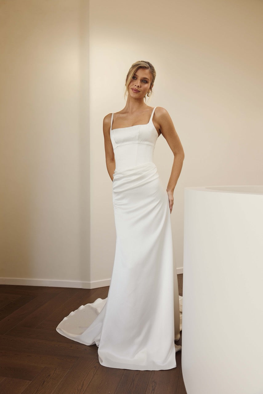 Brautkleid Asher von MWL Bride mit moderner Silhouette, fließendem Satin Crepe und natürlicher Eleganz.