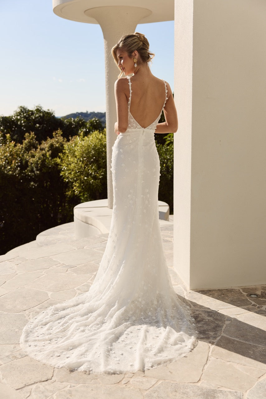 Detailansicht des Brautkleids Cove von MWL Bride mit hochwertiger floraler 3D-Spitze.