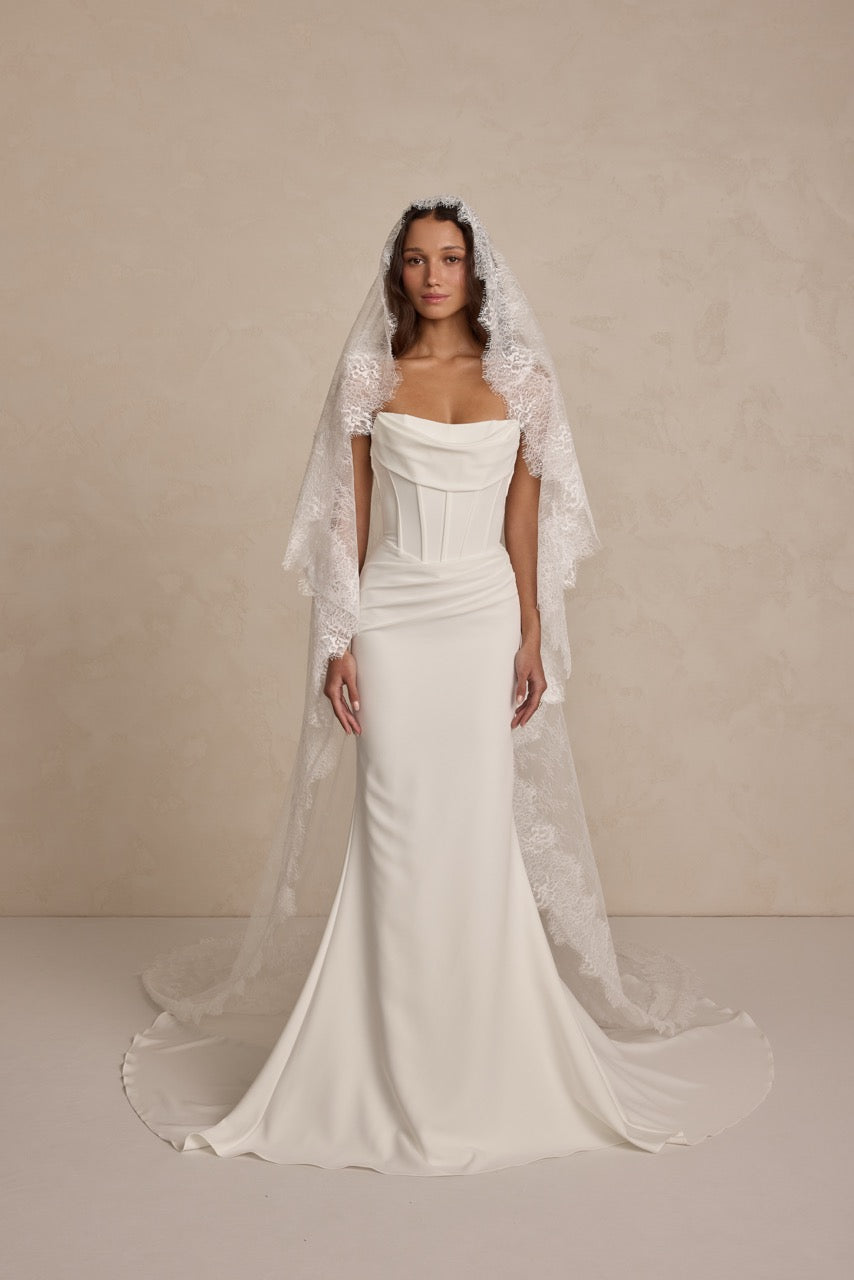 Brautkleid Cruz Crepe von MWL Bride mit strukturiertem Bodice und weich fließendem Crepe-Rock in moderner A-Linien-Silhouette.