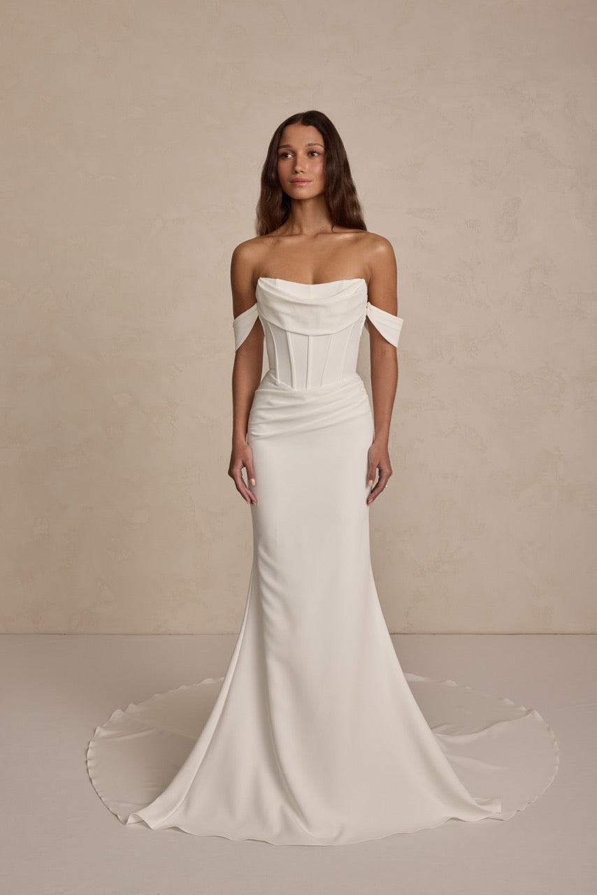 Brautkleid Cruz Crepe von MWL Bride mit strukturierter Korsagenoptik und weich fallendem Crepe-Rock für eine moderne, feminine Ausstrahlung.