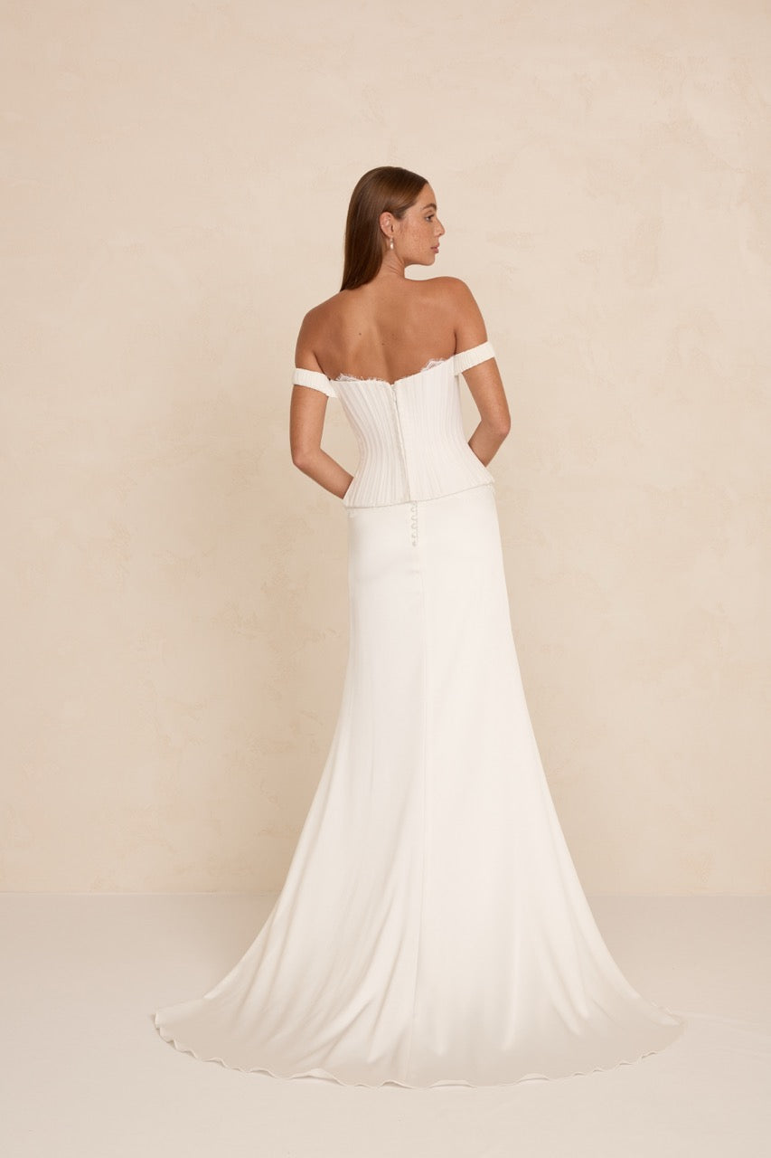 Außergewöhnliches Brautkleid Duke von MWL Bride mit klarer Form, feinen Spitzendetails und besonderem Silk Linen Organza.