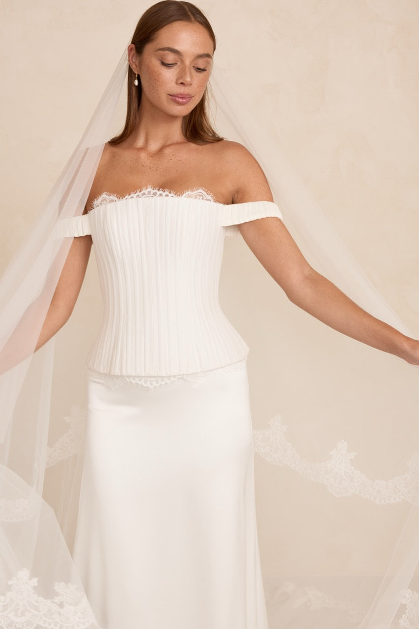 Leichtes extravagantes Brautkleid Duke von MWL Bride aus Silk Linen Organza mit klarer, femininer Präsenz.