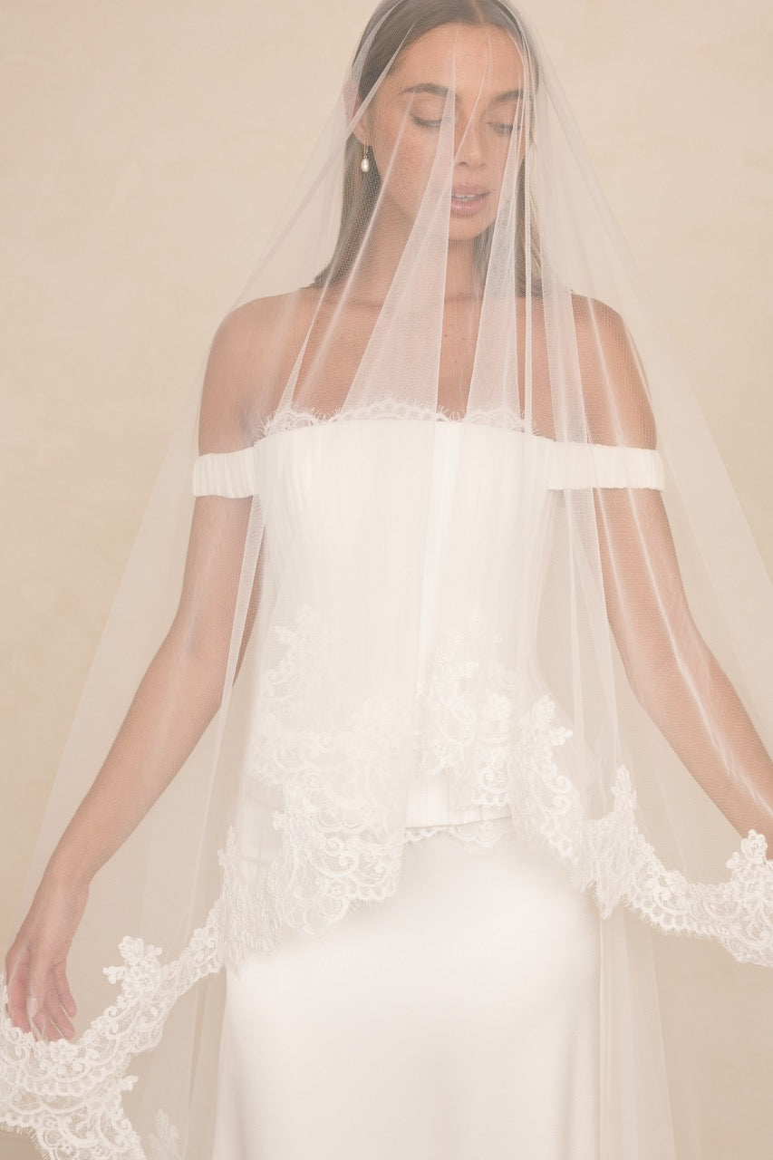 Brautkleid Duke von MWL Bride aus gewebtem Silk Linen Organza mit leichter Struktur und hochwertiger, moderner Wirkung.