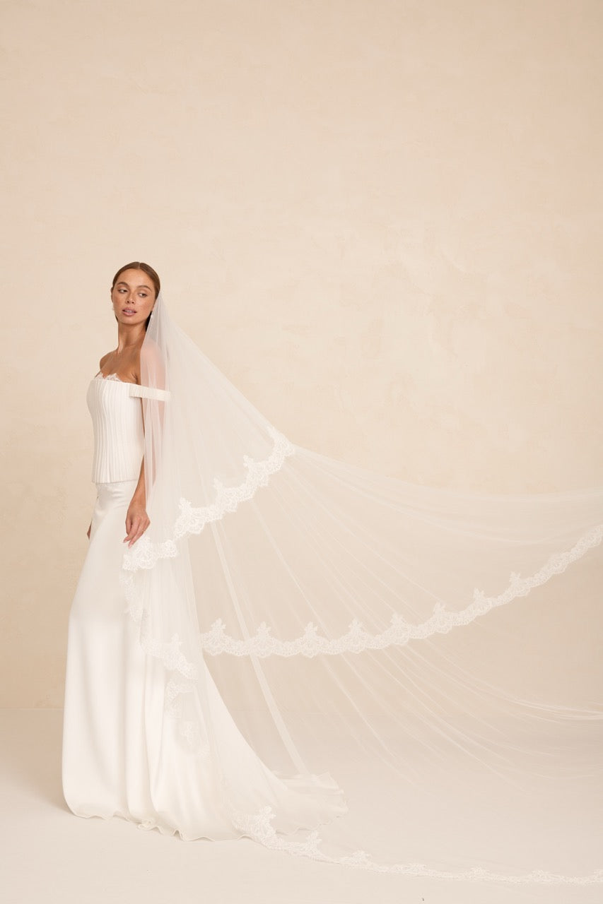 Duke Brautkleid von MWL Bride mit strukturierter trägerloser Corsage, definierter Taille und moderner Linienführung.