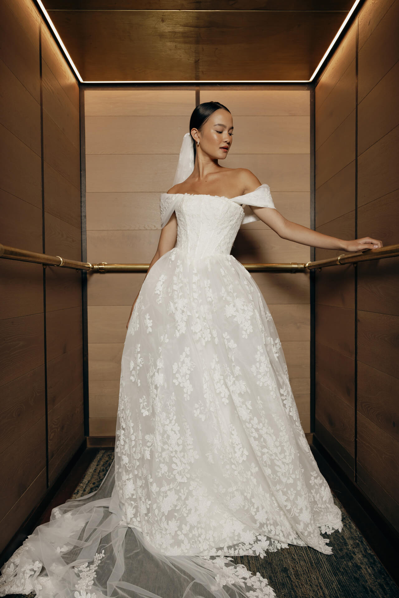 Brautkleid Queenstown von Hera Couture mit floralen Stickereien, trägerloser Corsage und leichter Tüll-Silhouette.