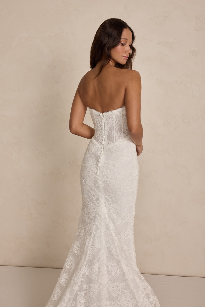 Rückenansicht des figurbetonten Brautkleids Romy von MWL Bride aus zarter Chantilly-Spitze.