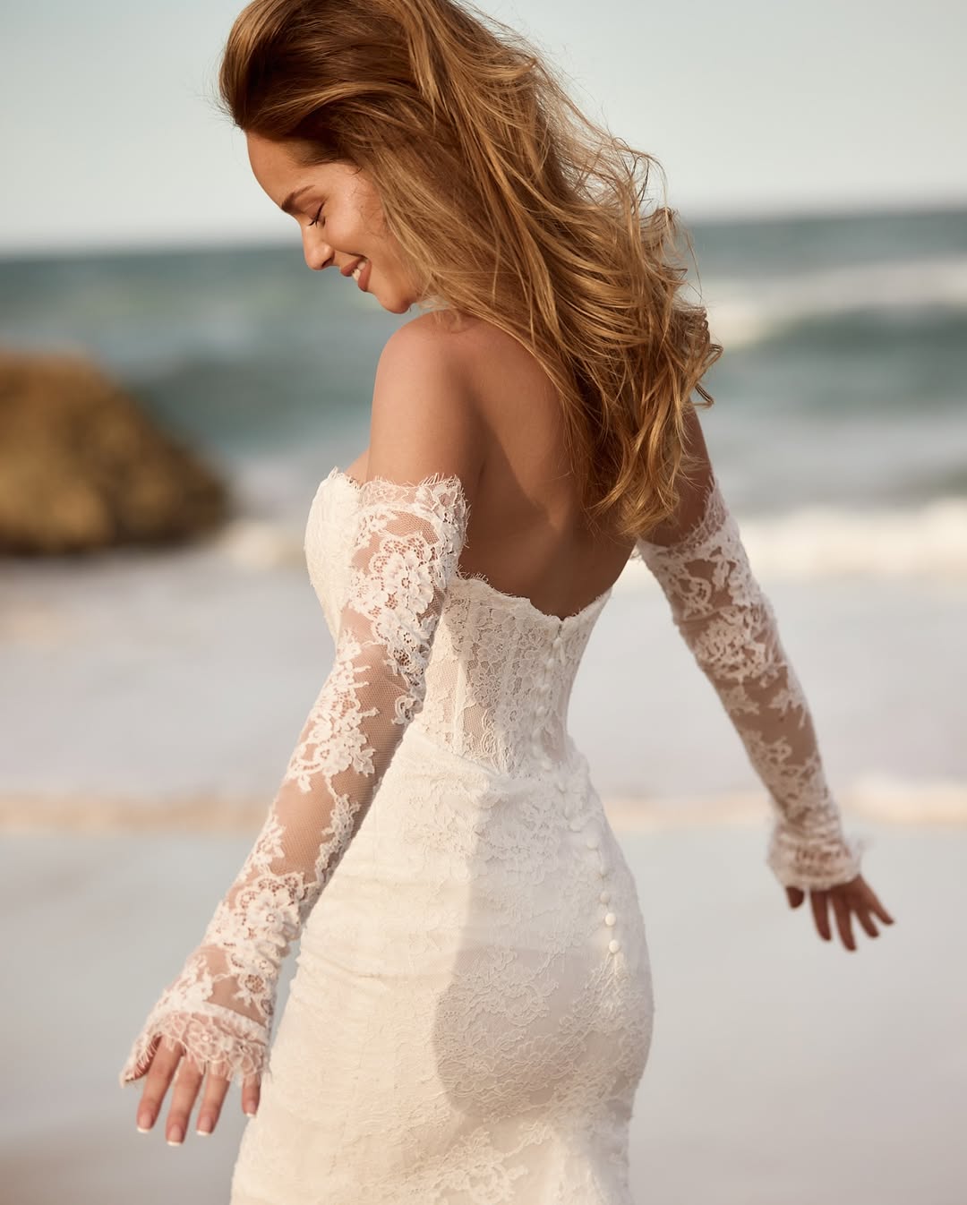 Detailansicht des Brautkleids Romy von MWL Bride mit feiner Chantilly-Spitze und femininer Struktur.