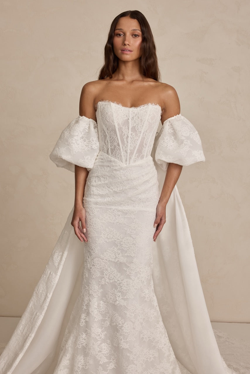 Figurbetontes Brautkleid Romy von MWL Bride mit zarter All-over-Chantilly-Spitze und leichter, femininer Wirkung.