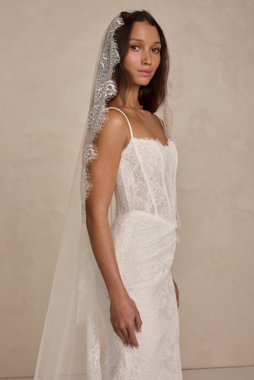 Romy Brautkleid von MWL Bride in Bewegung mit leichter körpernaher Silhouette und zarter Chantilly-Spitze.