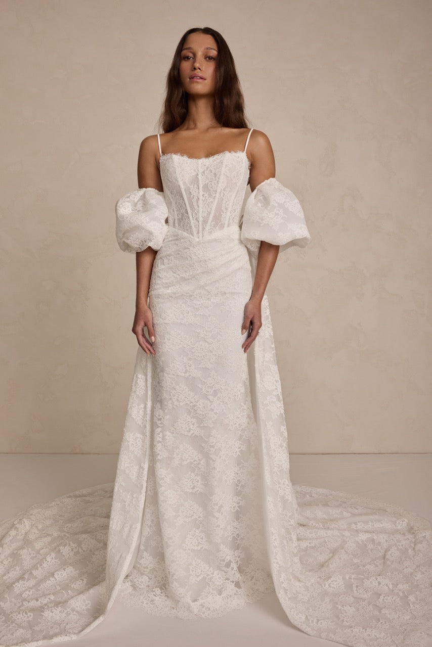 Leichtes figurbetontes Brautkleid Romy von MWL Bride aus feiner Chantilly-Spitze mit weich fallendem Rock.